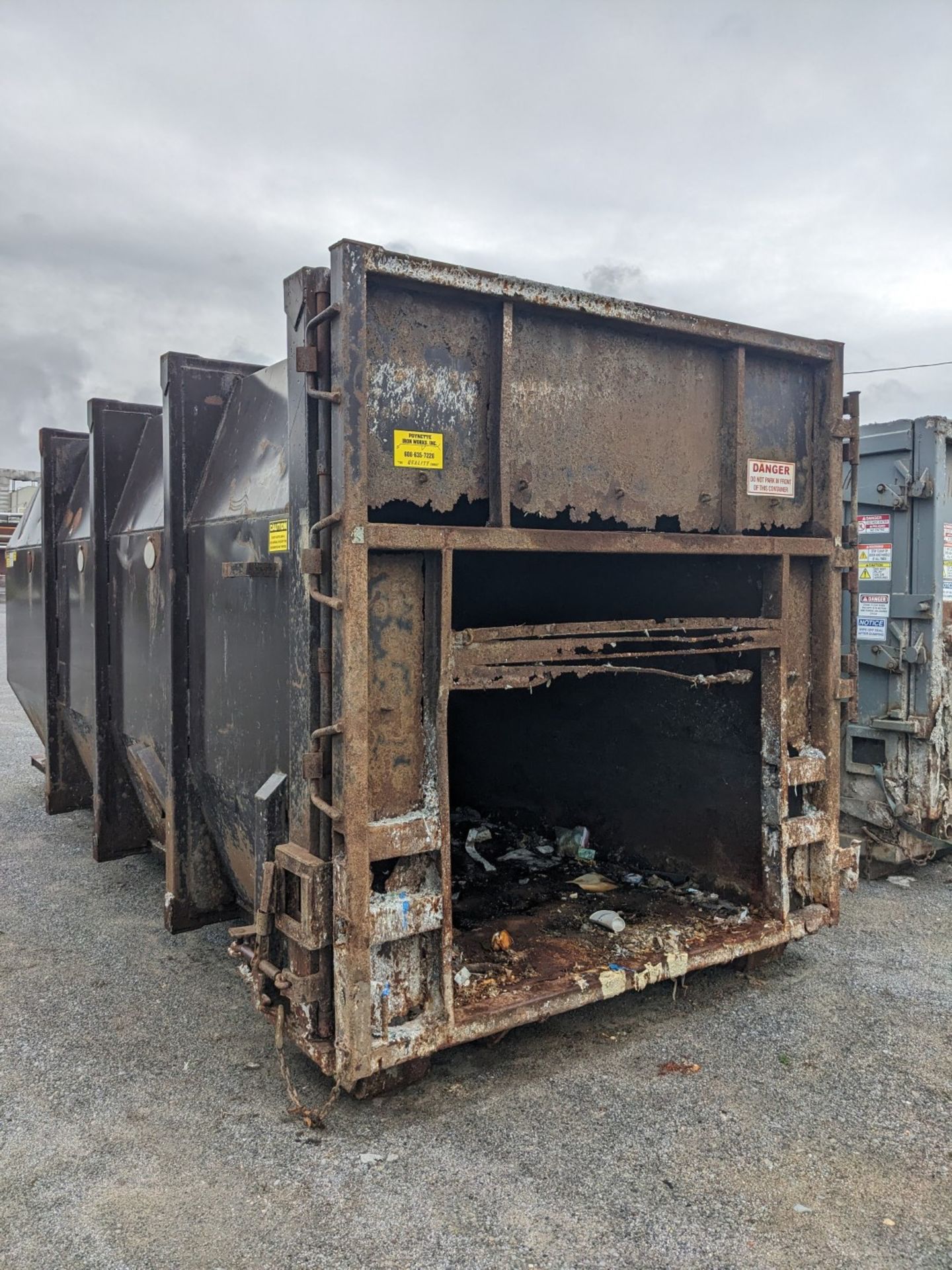 STATIONARY COMPACTOR ROLL-OFF BIN WITH APPROX. 40 CU/YRD CAPACITY (CI) [RIGGING FEE FOR LOT # - Image 4 of 5