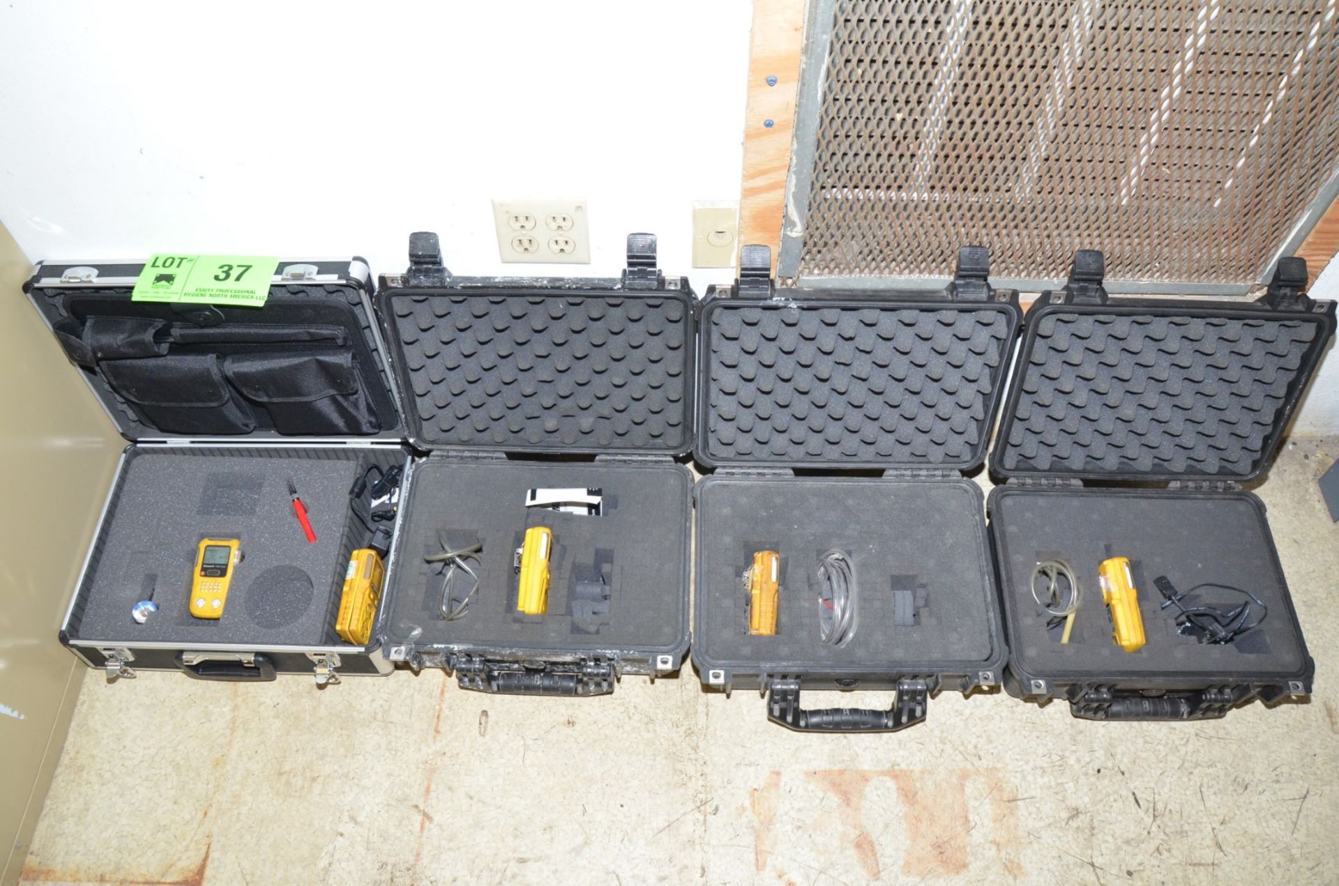 LOT/ (4) DIGITAL GAS MONITORS WITH CASE [RIGGING FEE FOR LOT #37 - $25 USD PLUS APPLICABLE TAXES]