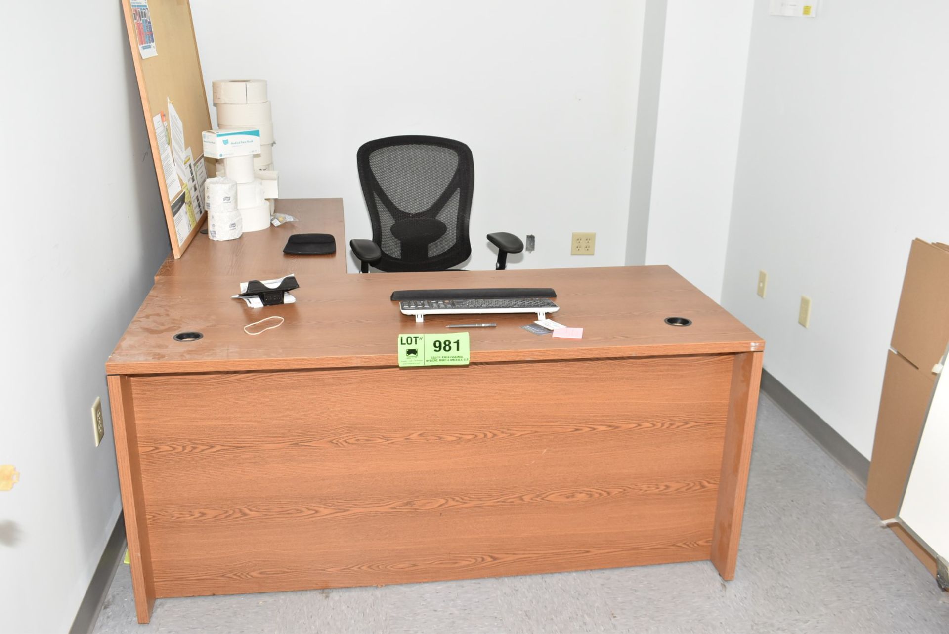 LOT/ OFFICE FURNITURE