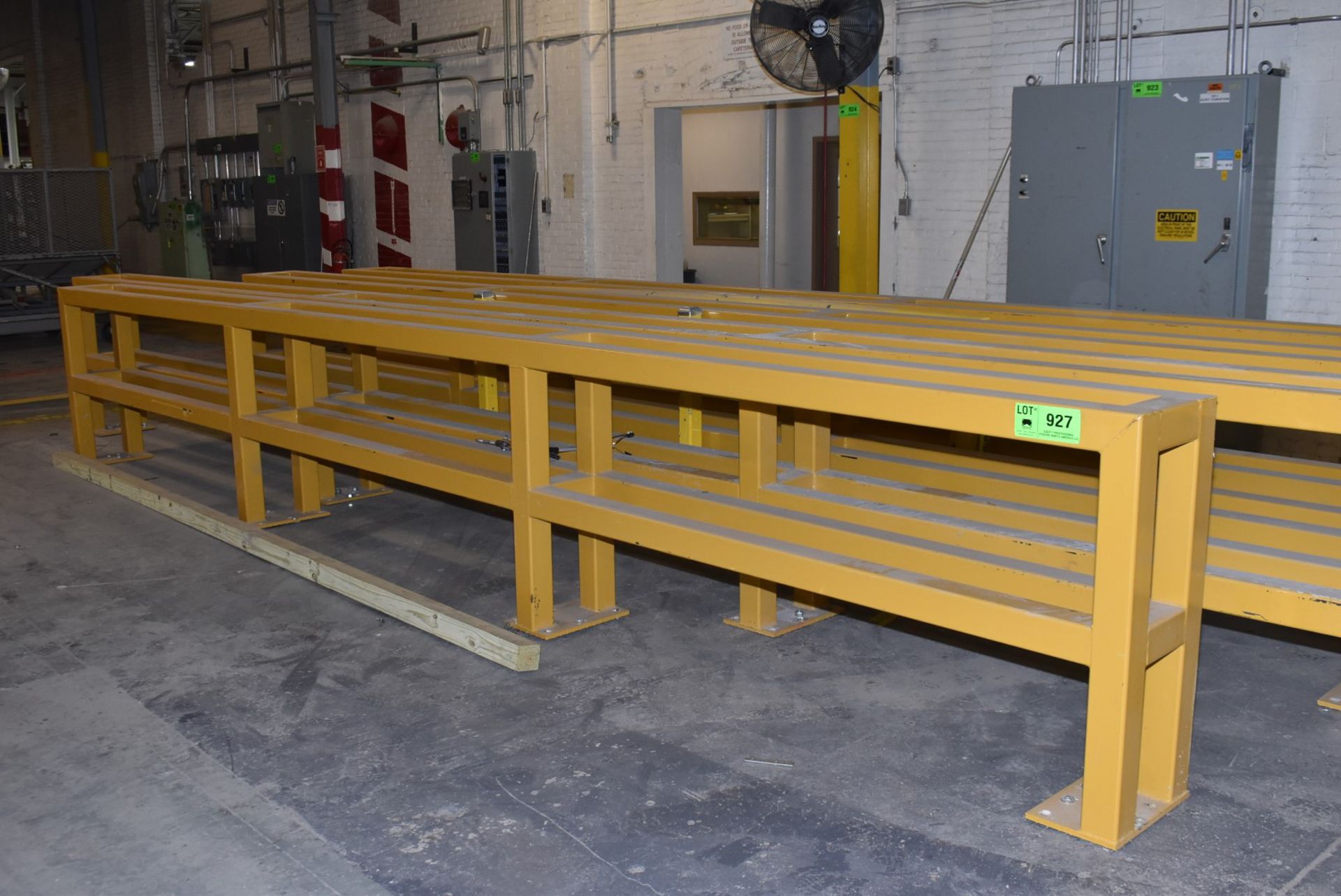 LOT/ SAFETY BARRIERS [RIGGING FEE FOR LOT #927 - $100 USD PLUS APPLICABLE TAXES]