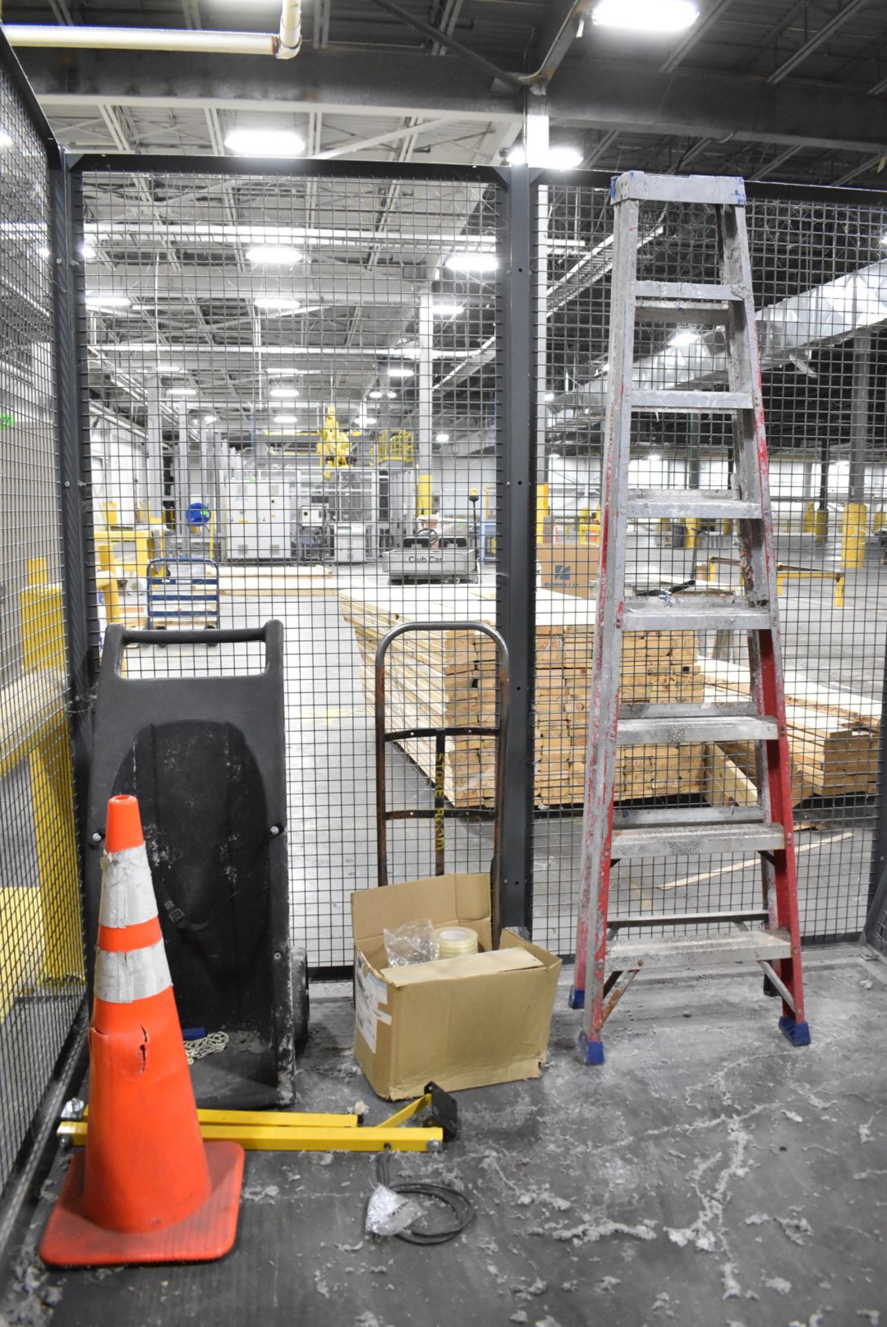 LOT/ CAGE WITH CARTS [RIGGING FEE FOR LOT #878 - $100 USD PLUS APPLICABLE TAXES] - Image 3 of 3