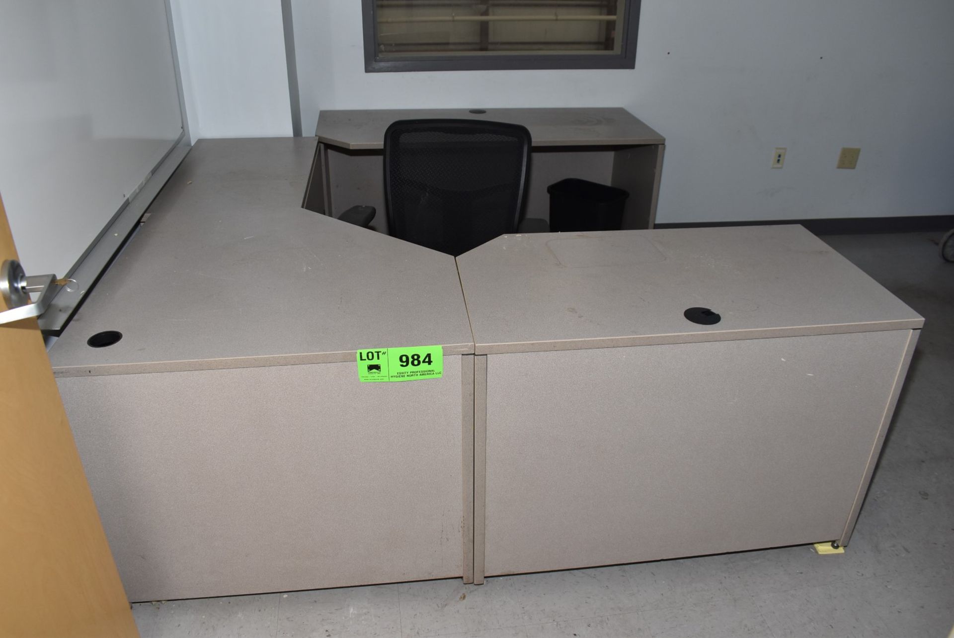 LOT/ OFFICE FURNITURE