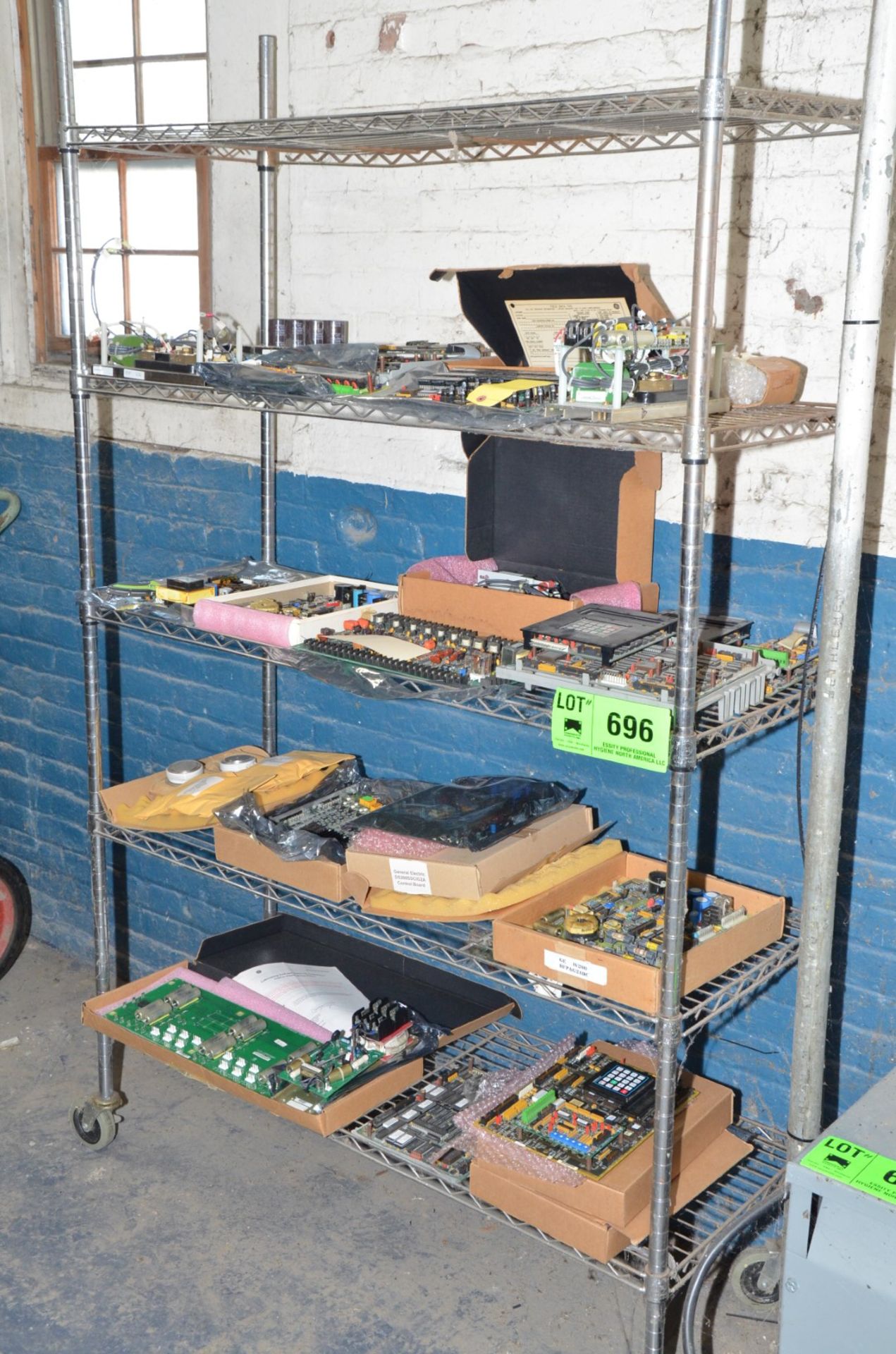 LOT/ ROLLING WIRE RACK WITH GE ELECTRONIC BOARDS, SPARE PARTS AND FUSES [RIGGING FEE FOR LOT #