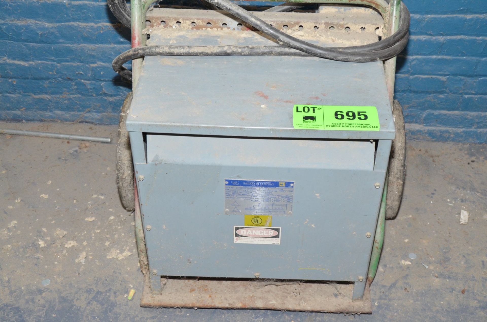 SQUARE D 15KVA/480-240V/3PH/60HZ TRANSFORMER (CI) [RIGGING FEE FOR LOT #695 - $50 USD PLUS