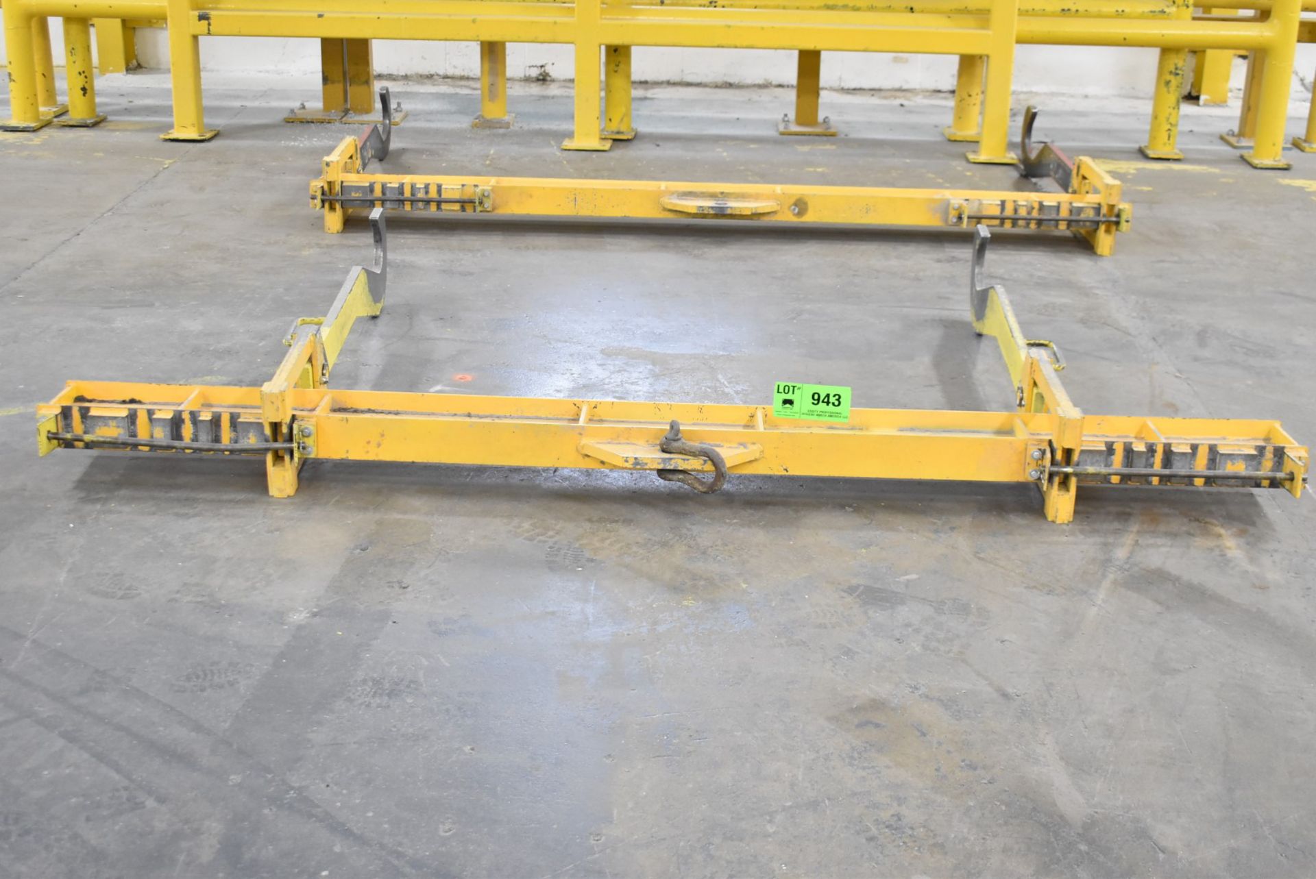 5600 LBS CAPACITY SPREADER BEAM (CI) [RIGGING FEE FOR LOT #943 - $50 USD PLUS APPLICABLE TAXES]