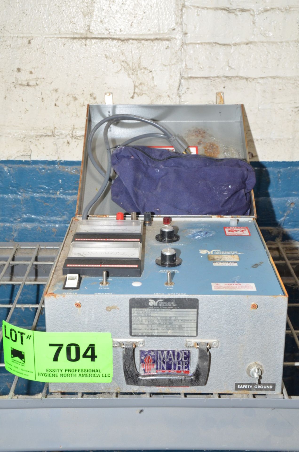 ASSOCIATED RESEARCH VARIABLE VOLTAGE MEG-CHECK TESTER, S/N N/A [RIGGING FEE FOR LOT #704 - $25 USD