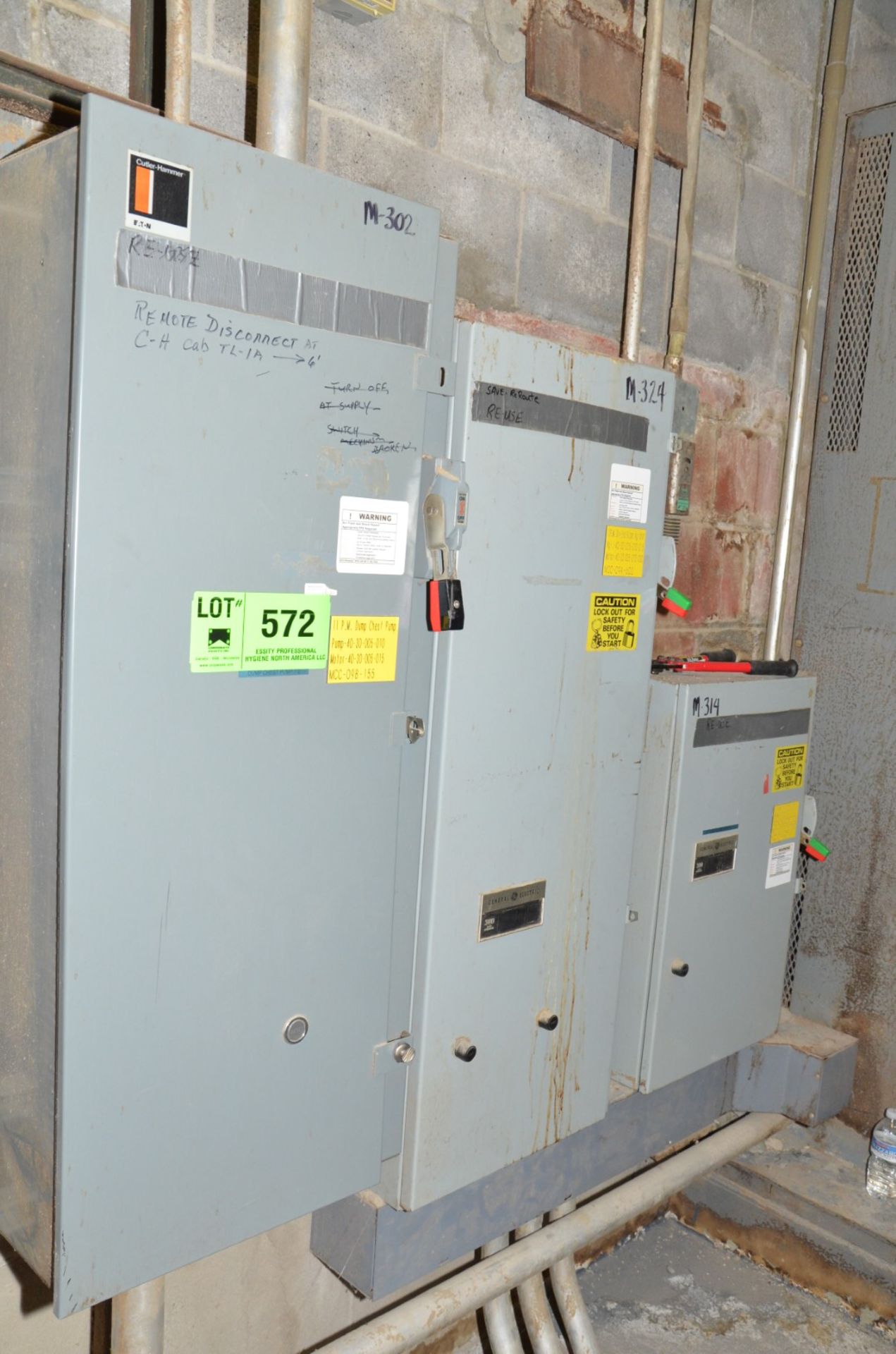 LOT/ BREAKER BOXES (CI) [RIGGING FEE FOR LOT #572 - $100 USD PLUS APPLICABLE TAXES]