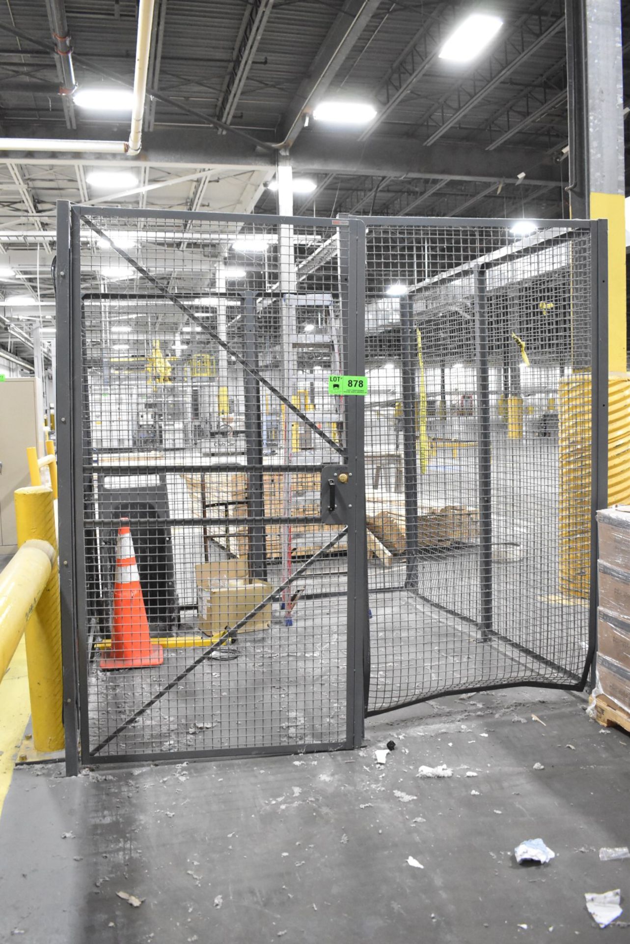 LOT/ CAGE WITH CARTS [RIGGING FEE FOR LOT #878 - $100 USD PLUS APPLICABLE TAXES]