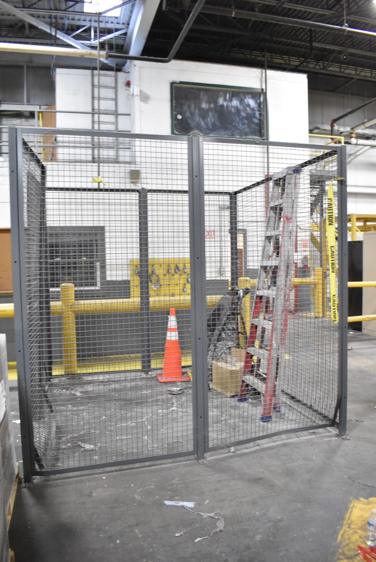 LOT/ CAGE WITH CARTS [RIGGING FEE FOR LOT #878 - $100 USD PLUS APPLICABLE TAXES] - Image 2 of 3