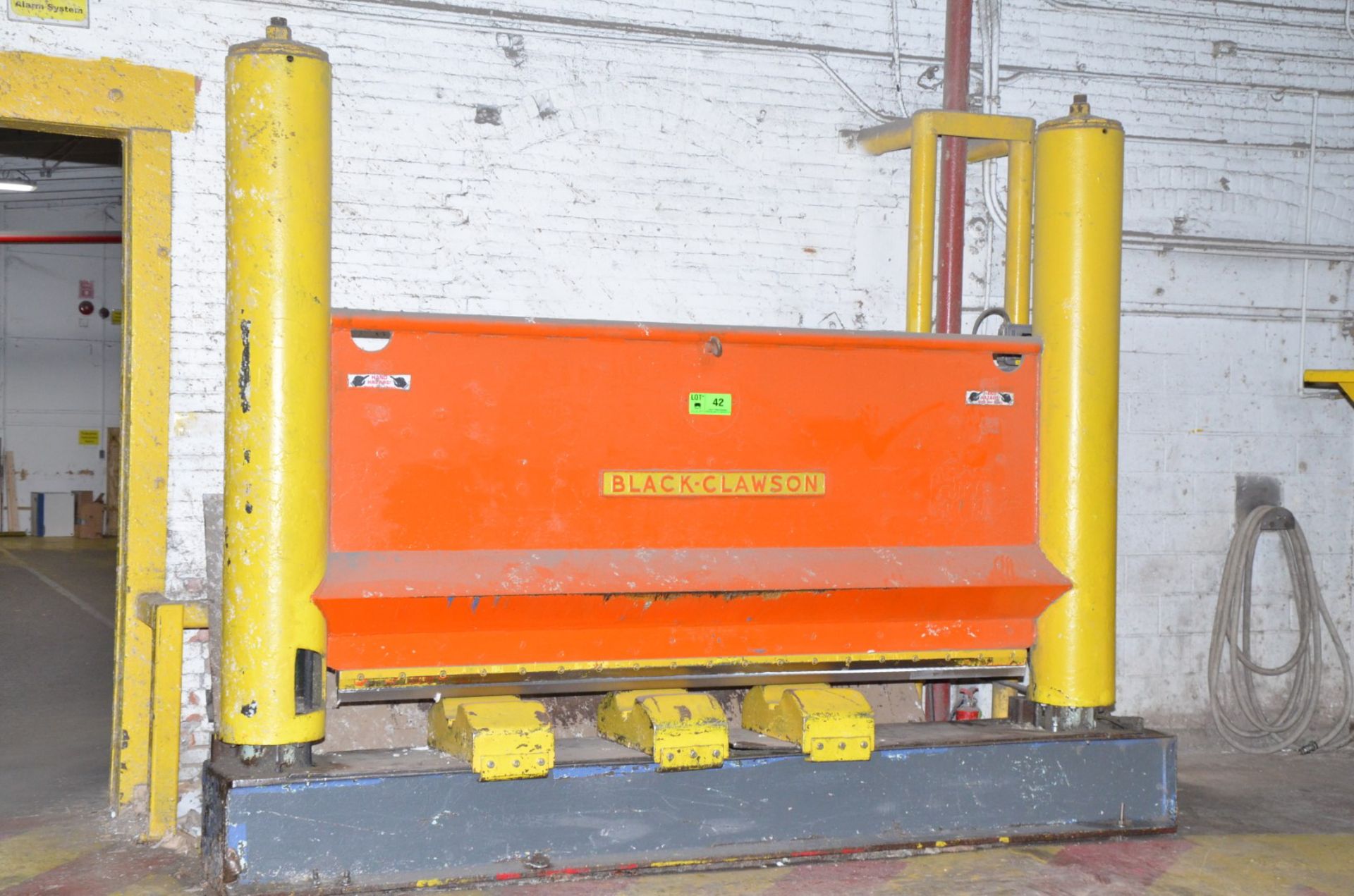 BLACK CLAWSON 14' TWIN CYLINDER ROLL/BALE BREAKING GUILLOTINE WITH HYDRAULIC POWER PACK, S/N N/A (