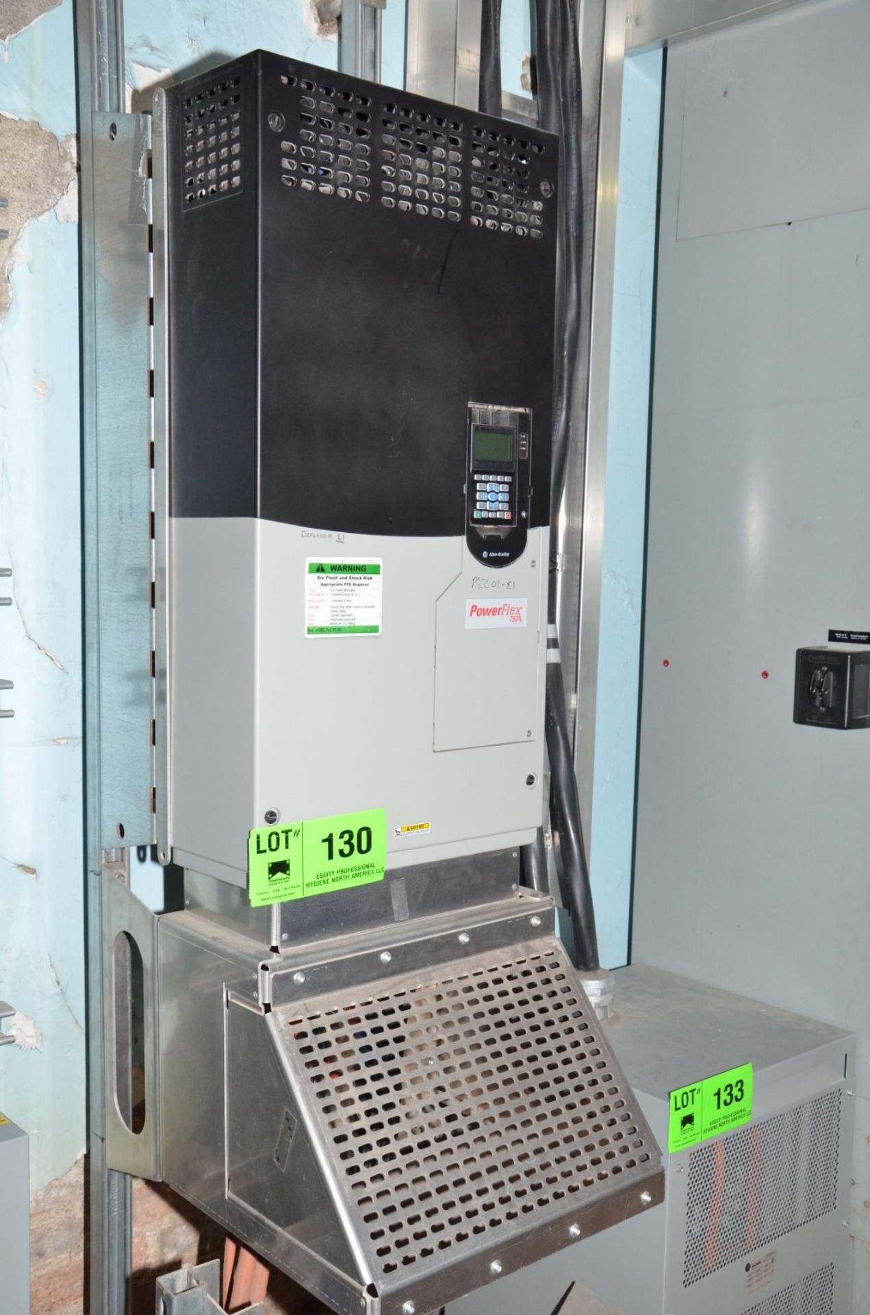 ALLEN BRADLEY (2013) POWERFLEX 753 300 HP VFD S/N 26555330 (CI) [RIGGING FEE FOR LOT #130 - $200 USD