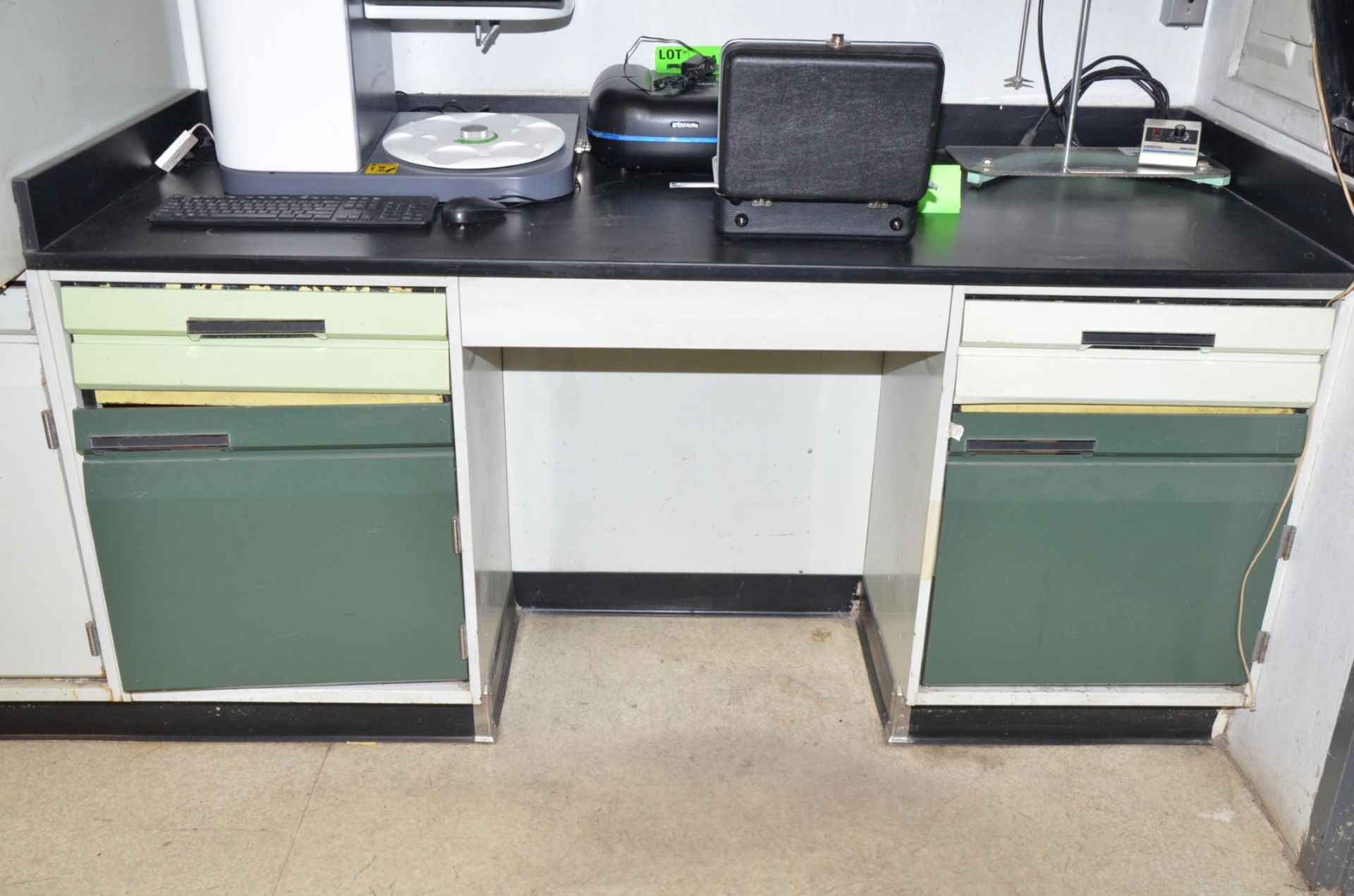 LOT/ LAB BENCHES (CI) [RIGGING FEE FOR LOT #27 - $600 USD PLUS APPLICABLE TAXES] - Image 2 of 2
