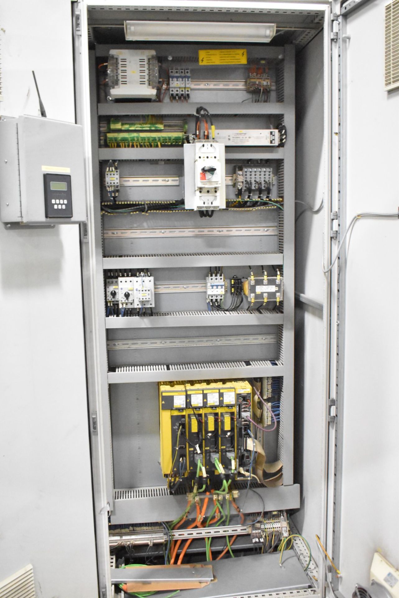 ELLECTRIC CONTROL CABINET WITH FANUC PLC AND DRIVE COMPONENTS (CI) [RIGGING FEE FOR LOT #867 - $ - Image 4 of 9