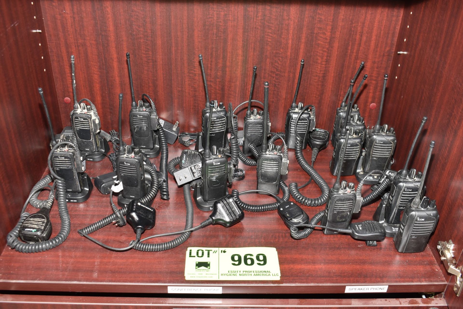 LOT/ (16) ICOM TWO-WAY RADIOS