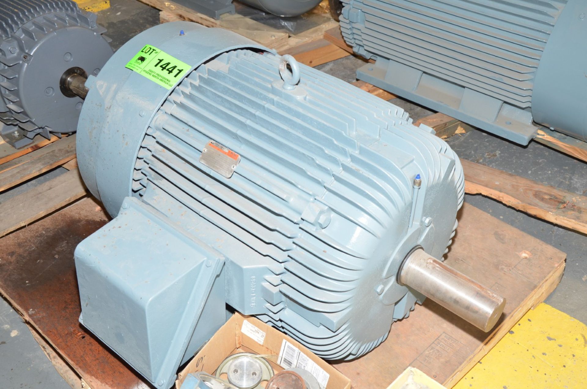 GE 125 HP 1785 RPM 460V ELECTRIC MOTOR [RIGGING FEE FOR LOT #1441 - $50 USD PLUS APPLICABLE TAXES] - Image 2 of 3