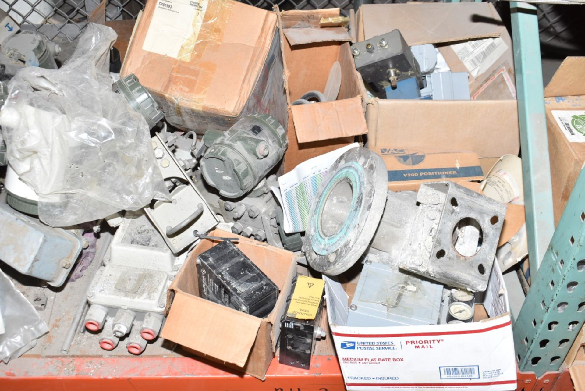 LOT/ CONTENTS OF BUNK - INCLUDING CONTROL BOXES, UNI FLOW TRANSMITTERS, VALVE COMPONENTS, SPARE - Image 8 of 11