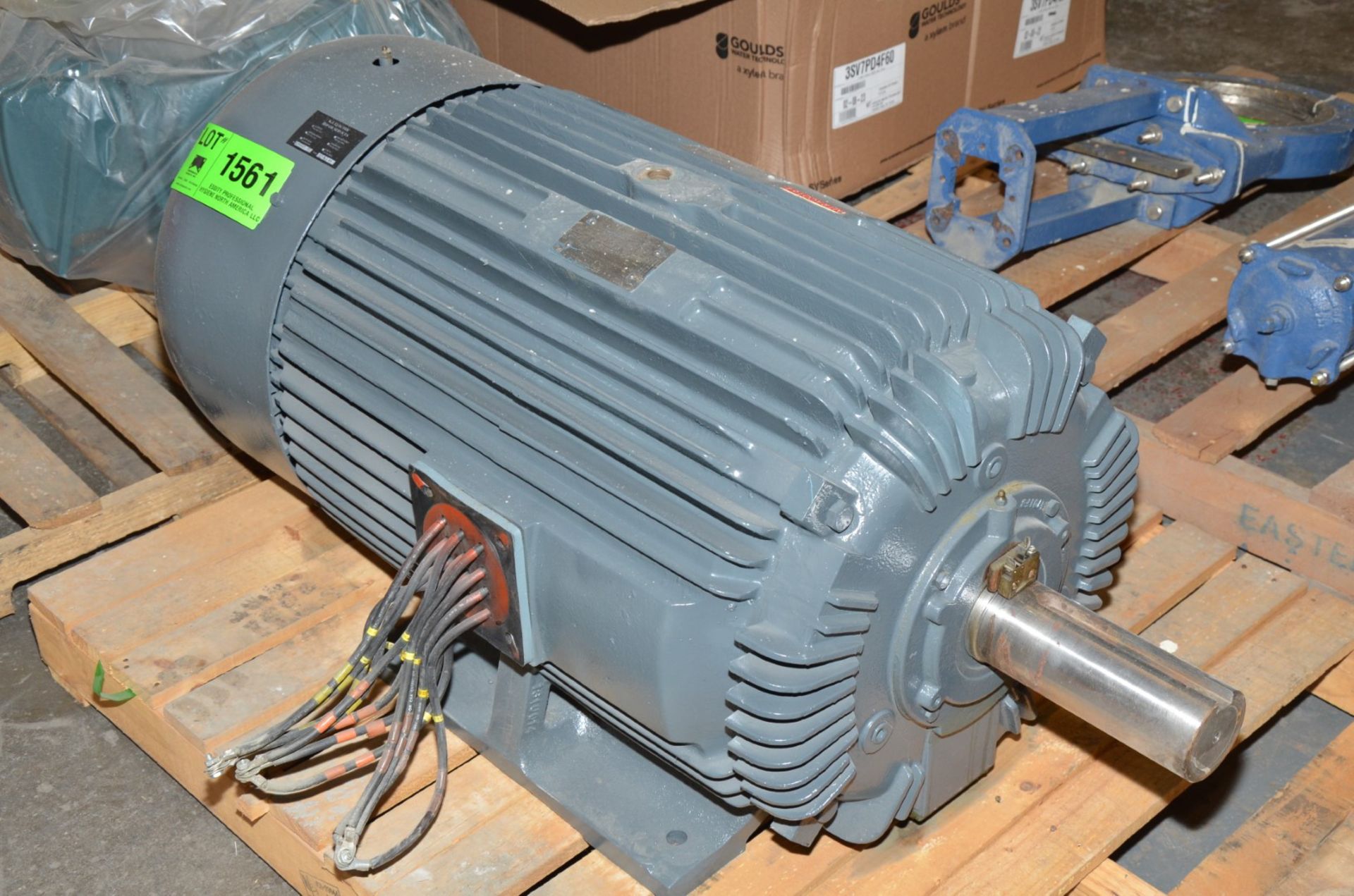 TOSHIBA 200 HP 1780 RPM ELECTRIC MOTOR [RIGGING FEE FOR LOT #1561 - $50 USD PLUS APPLICABLE TAXES] - Bild 2 aus 3