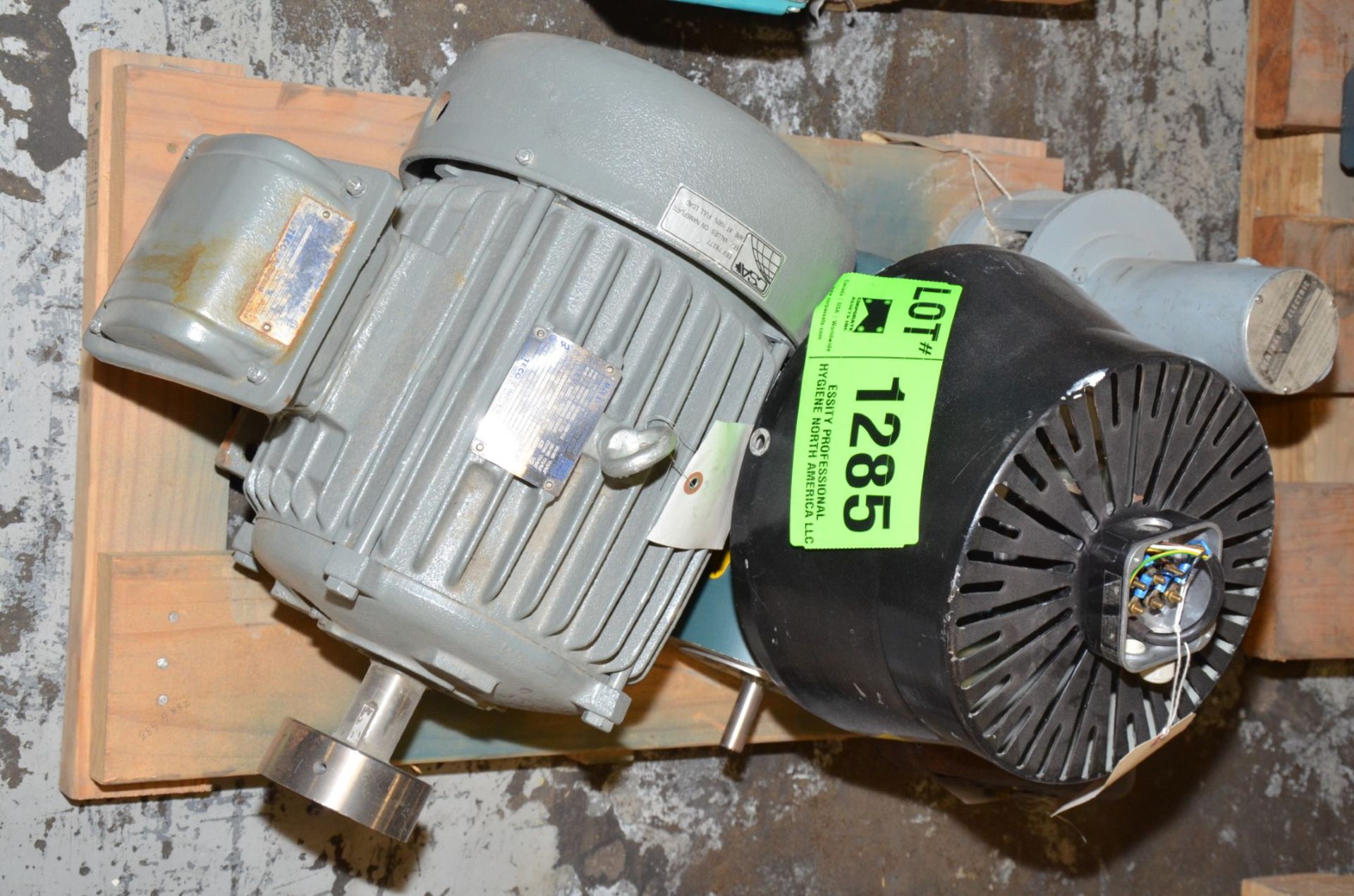 LOT/ (4) ELECTRIC MOTORS UNDER 10 HP [RIGGING FEE FOR LOT #1285 - $25 USD PLUS APPLICABLE TAXES]