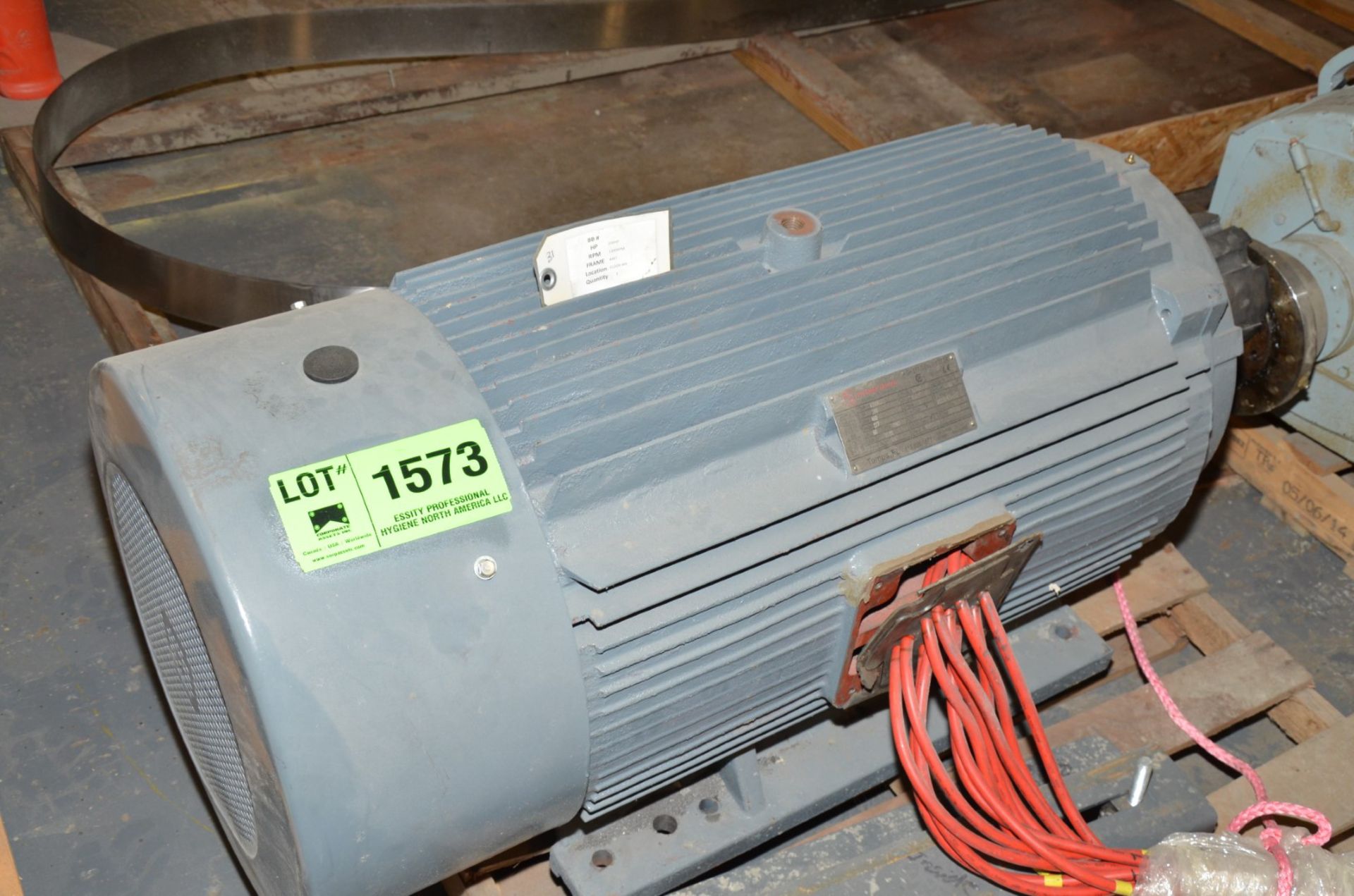LIVL 200 HP 1180 RPM ELECTRIC MOTOR [RIGGING FEE FOR LOT #1573 - $50 USD PLUS APPLICABLE TAXES]
