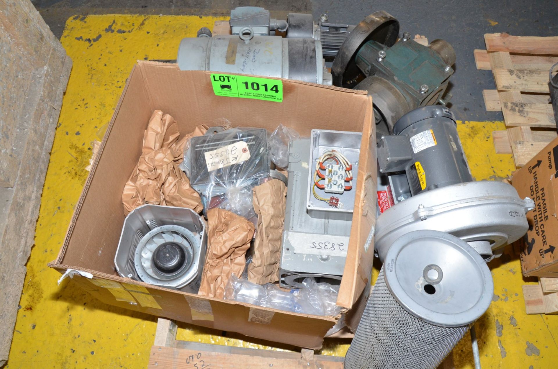 LOT/ MOTORS AND GEARBOXES [RIGGING FEE FOR LOT #1014 - $25 USD PLUS APPLICABLE TAXES]