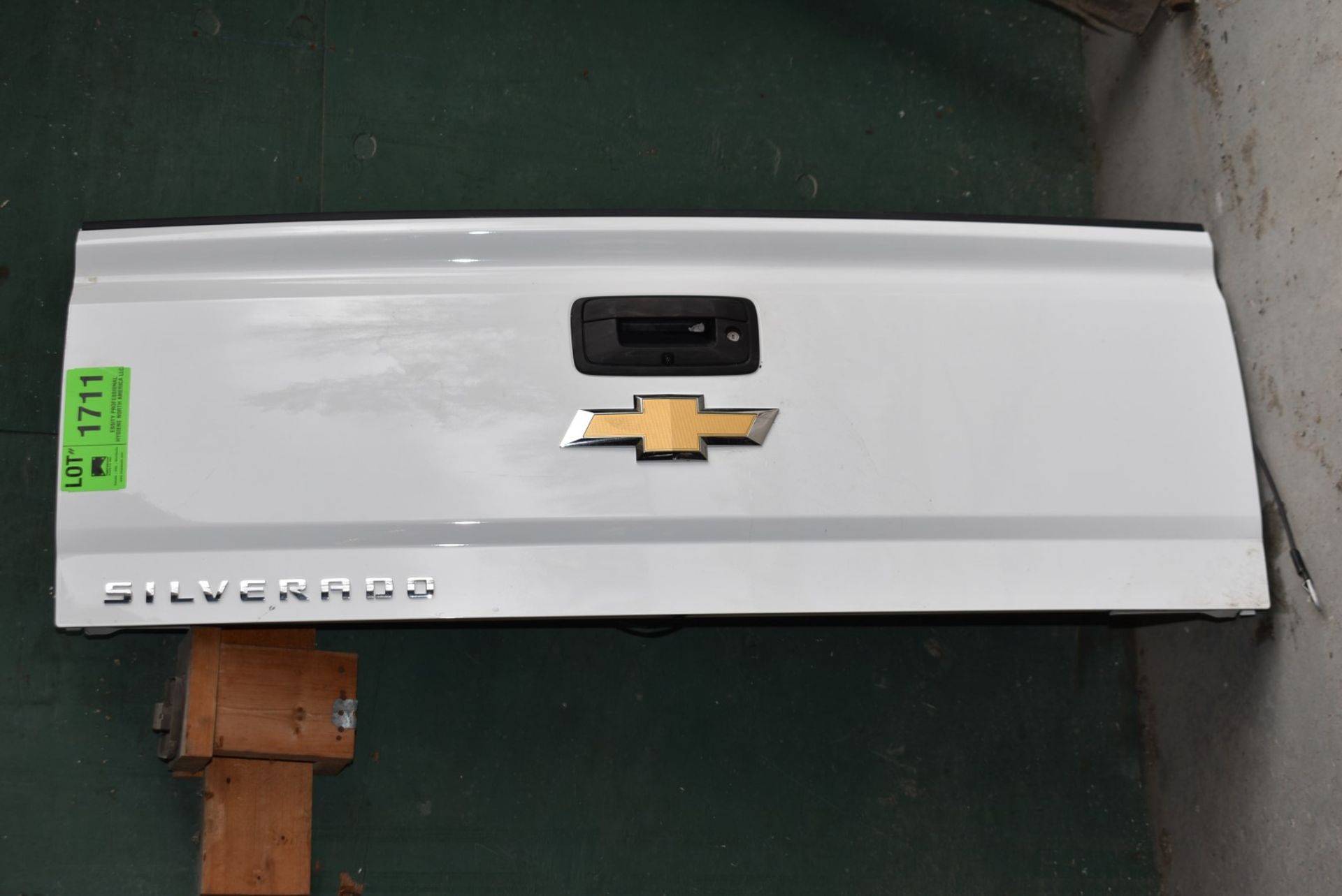 CHEVROLET SILVERADO TAILGATE WITH BACKUP CAMERA, WHITE, A-GRADE [RIGGING FEE FOR LOT #1711 - $25 USD - Image 2 of 3