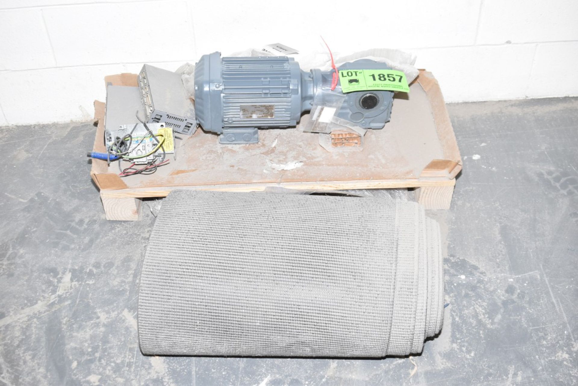LOT/ SEW EURODRIVE 2 HP ELECTRIC MOTOR WITH GEARBOX, 1800 MAX. RPM, 230/460V, 3PH, 60HZ & RUBBER