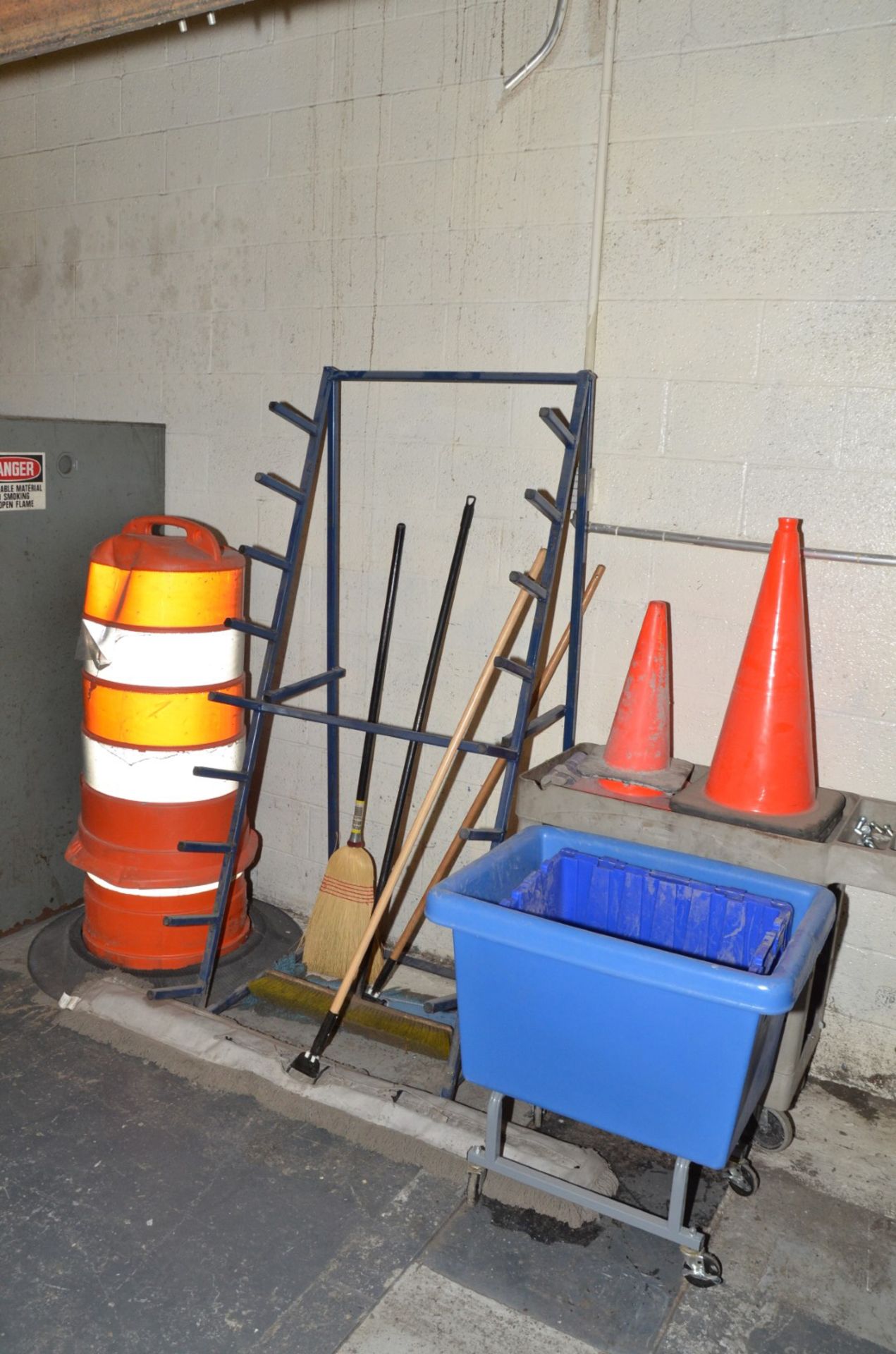 LOT/ SANITATION SAFETY SUPPLIES [RIGGING FEE FOR LOT #1248 - $25 USD PLUS APPLICABLE TAXES] - Bild 2 aus 2