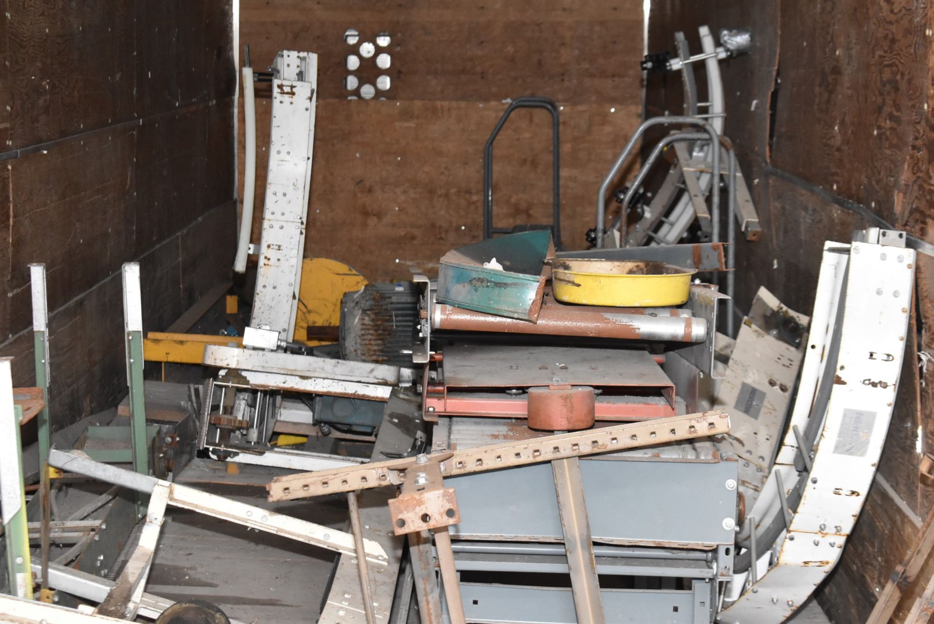 LOT/ CONTENTS OF TRAILER - SURPLUS MACHINERY (CI) [RIGGING FEE FOR LOT #1745 - $250 USD PLUS - Image 3 of 4