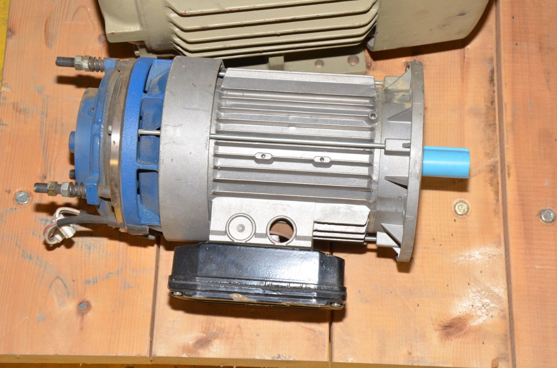 LOT/ (4) ELECTRIC MOTORS UNDER 10 HP [RIGGING FEE FOR LOT #1306 - $25 USD PLUS APPLICABLE TAXES] - Image 3 of 5