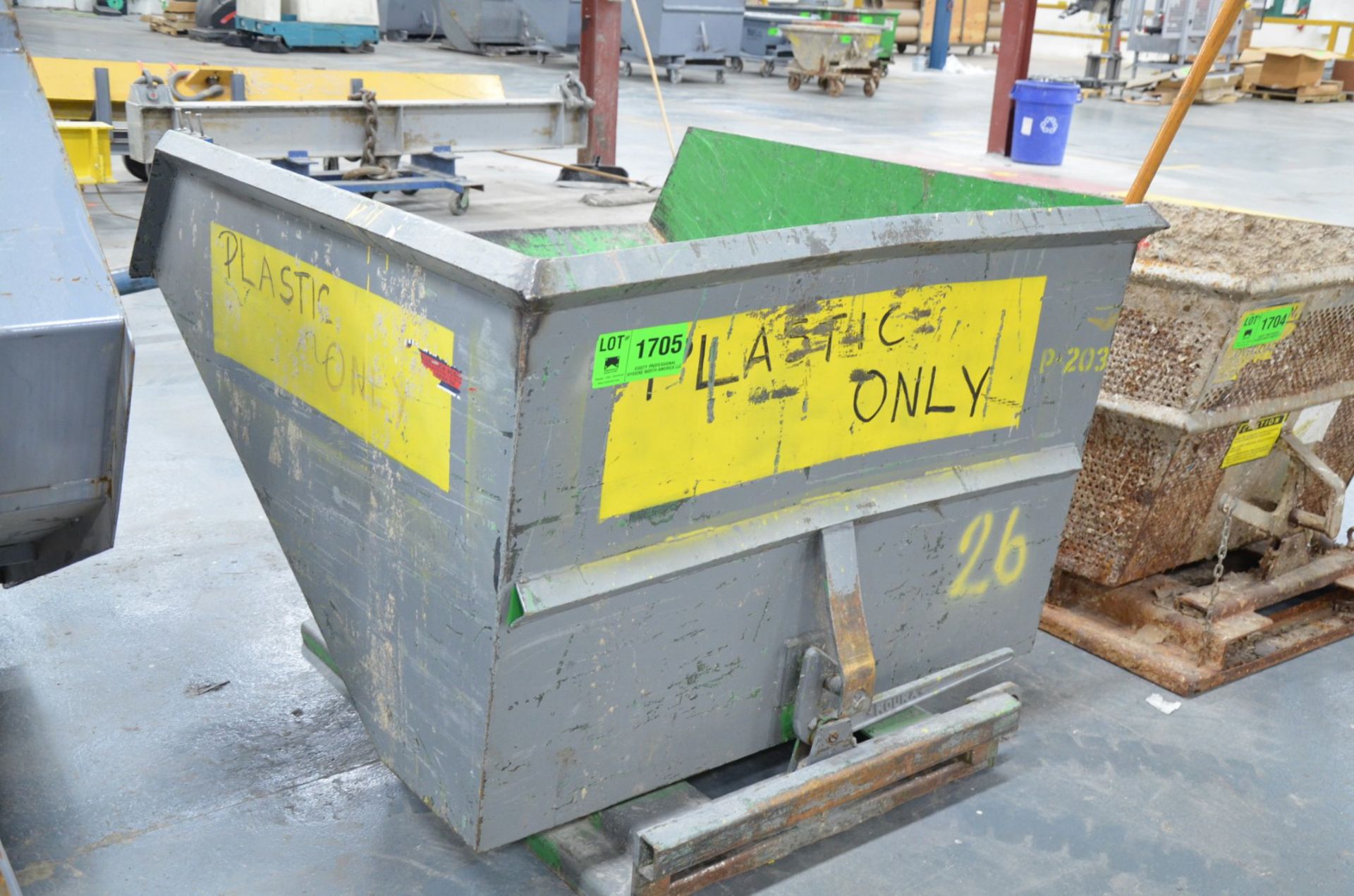 DUMPING HOPPER [RIGGING FEE FOR LOT #1705 - $25 USD PLUS APPLICABLE TAXES]