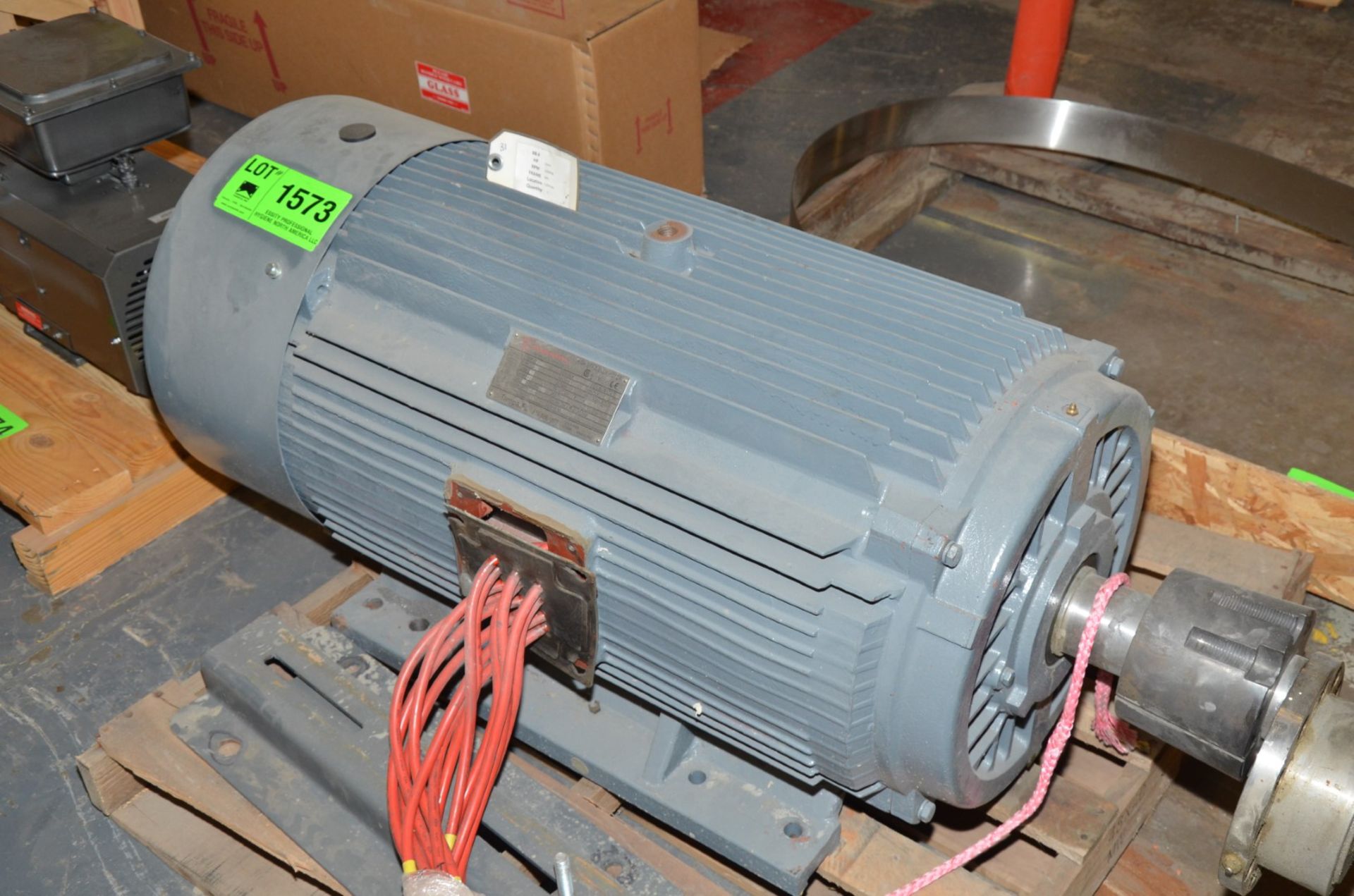 LIVL 200 HP 1180 RPM ELECTRIC MOTOR [RIGGING FEE FOR LOT #1573 - $50 USD PLUS APPLICABLE TAXES] - Image 2 of 3