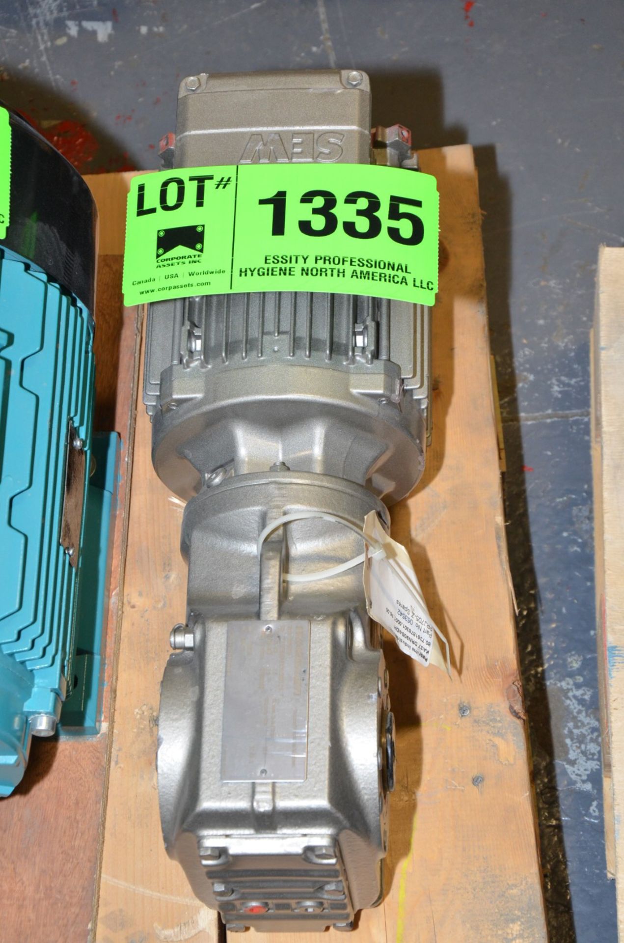 SEW EURODRIVE 1.5 HP 1762 RPM 460V ELECTRIC MOTOR [RIGGING FEE FOR LOT #1335 - $25 USD PLUS