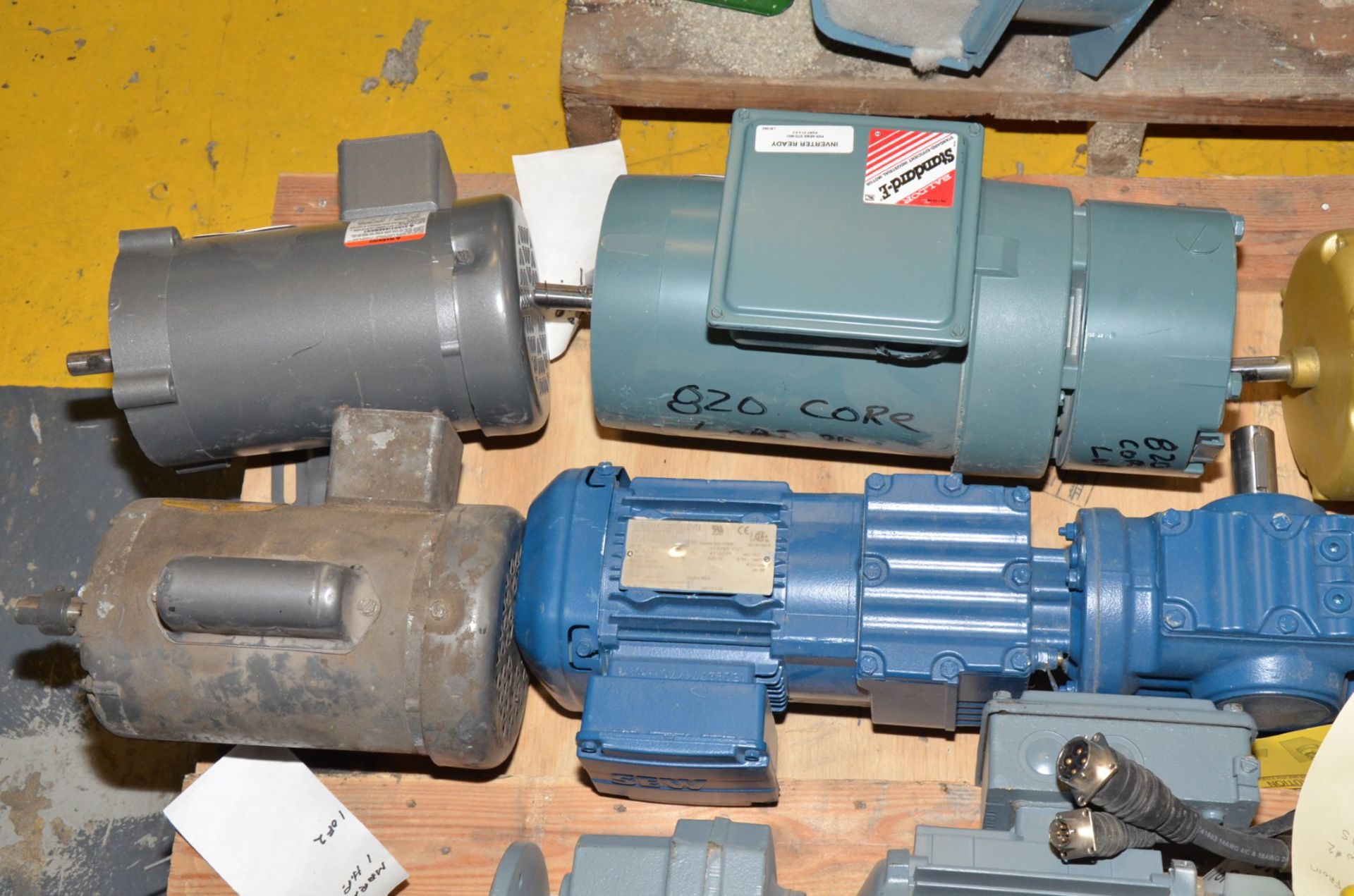 LOT/ (14) ELECTRIC MOTORS UNDER 10 HP [RIGGING FEE FOR LOT #1304 - $75 USD PLUS APPLICABLE TAXES] - Image 4 of 5