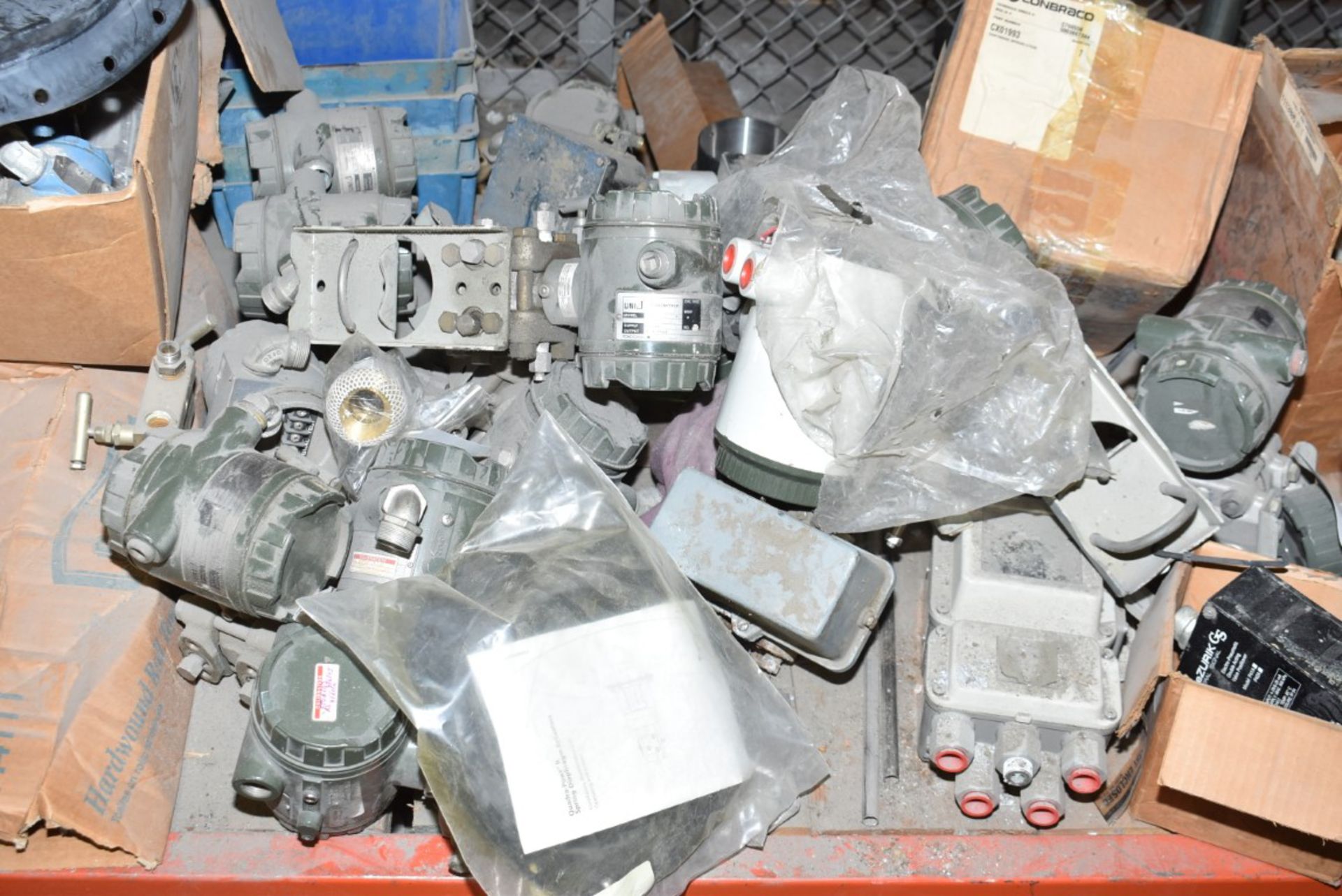 LOT/ CONTENTS OF BUNK - INCLUDING CONTROL BOXES, UNI FLOW TRANSMITTERS, VALVE COMPONENTS, SPARE - Image 9 of 11