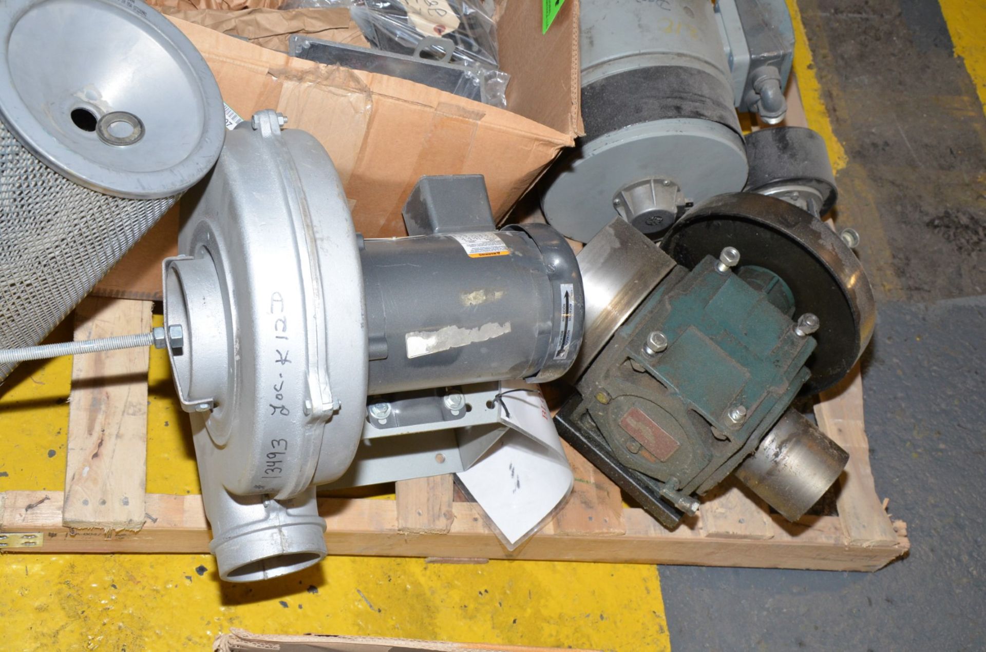 LOT/ MOTORS AND GEARBOXES [RIGGING FEE FOR LOT #1014 - $25 USD PLUS APPLICABLE TAXES] - Image 3 of 4