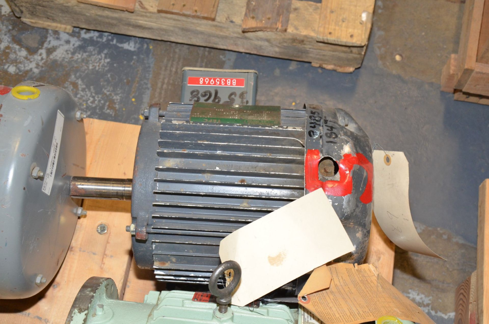 LOT/ (7) ELECTRIC MOTORS AND GEARMOTORS [RIGGING FEE FOR LOT #1326 - $25 USD PLUS APPLICABLE TAXES] - Image 3 of 12