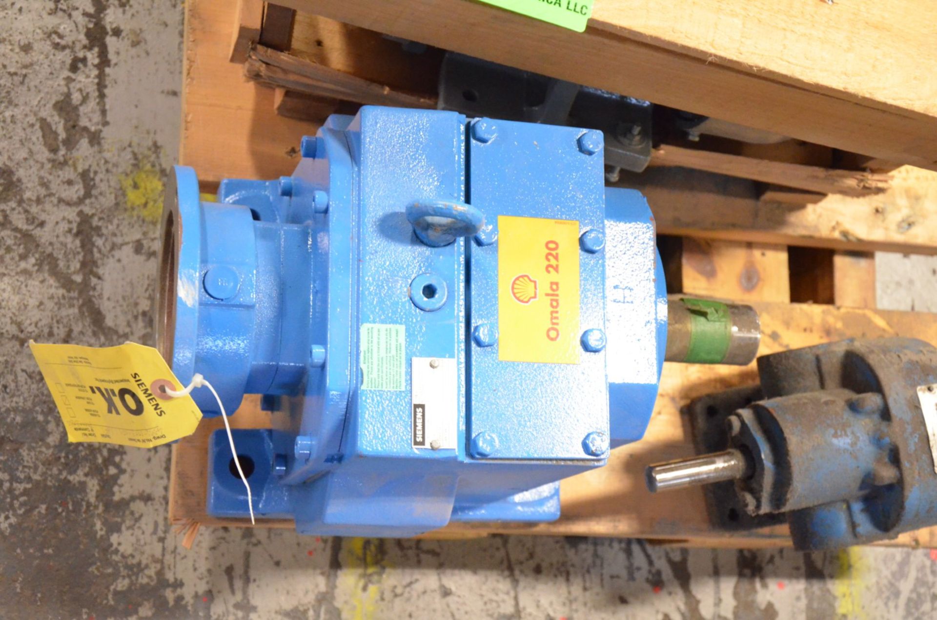 LOT/ TECO 3 HP 460V 1800 RPM ELECTRIC MOTOR AND (1) SIEMENS D68K5TC-56 GEAR REDUCER, (1) GEAR - Image 2 of 3
