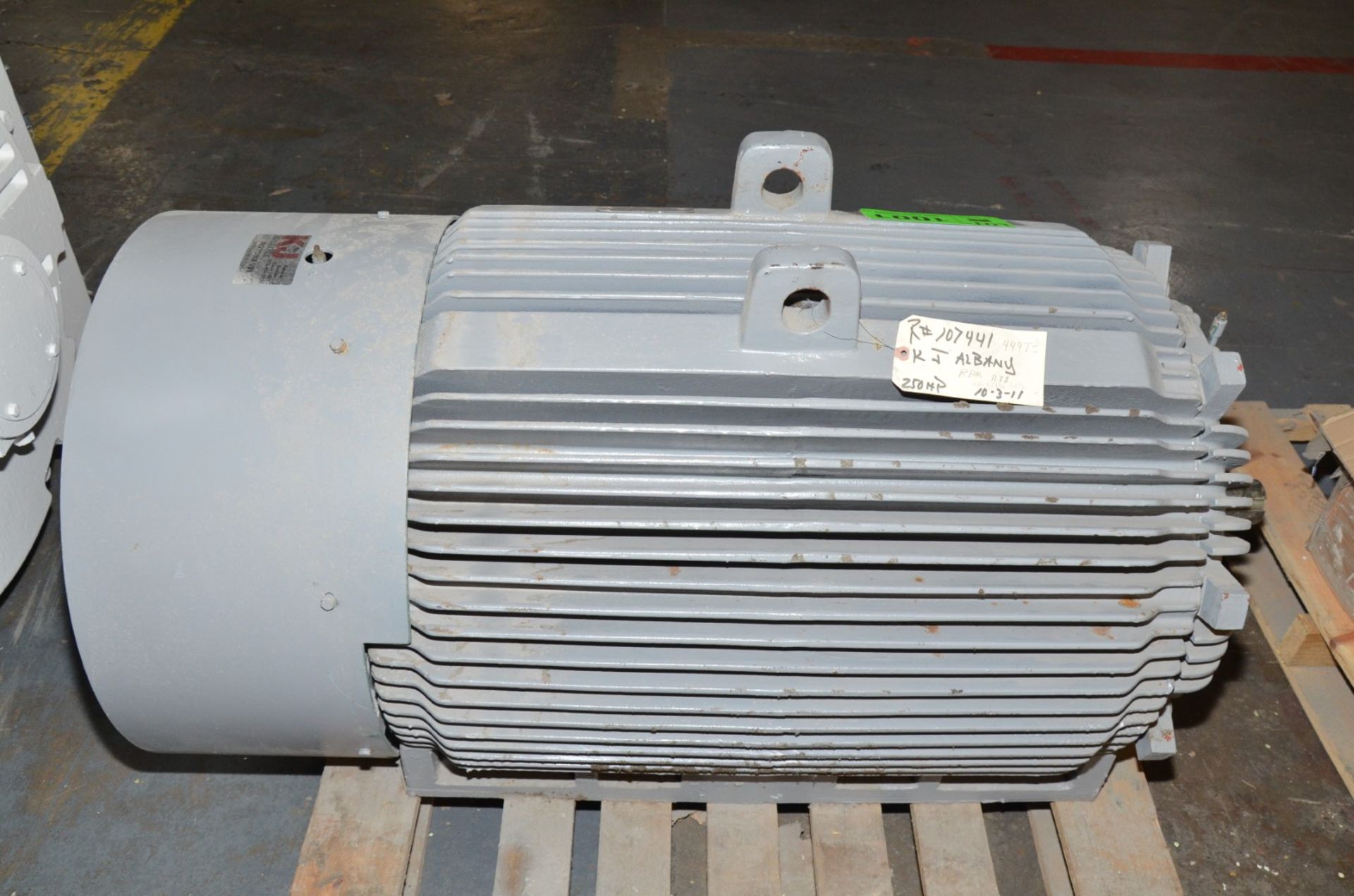 TOSHIBA 250 HP 480V 1188 RPM ELECTRIC MOTOR (CI) [RIGGING FEE FOR LOT #1001 - $50 USD PLUS - Image 2 of 3