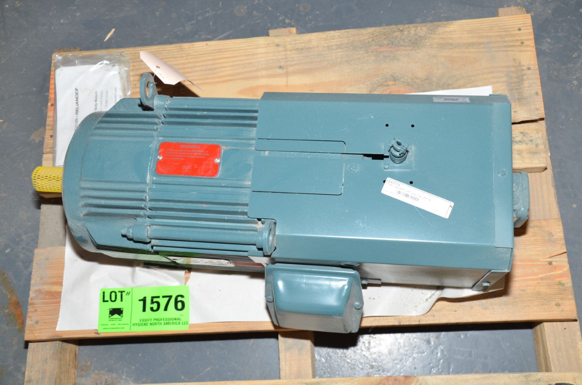 BALDOR 30 HP 3525 RPM ELECTRIC MOTOR [RIGGING FEE FOR LOT #1576 - $50 USD PLUS APPLICABLE TAXES]