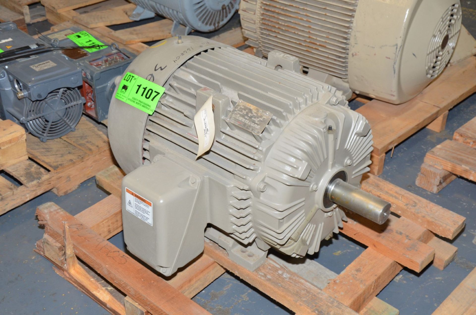 GE 40 HP 460V 1185 RPM ELECTRIC MOTOR [RIGGING FEE FOR LOT #1107 - $25 USD PLUS APPLICABLE TAXES] - Image 2 of 3