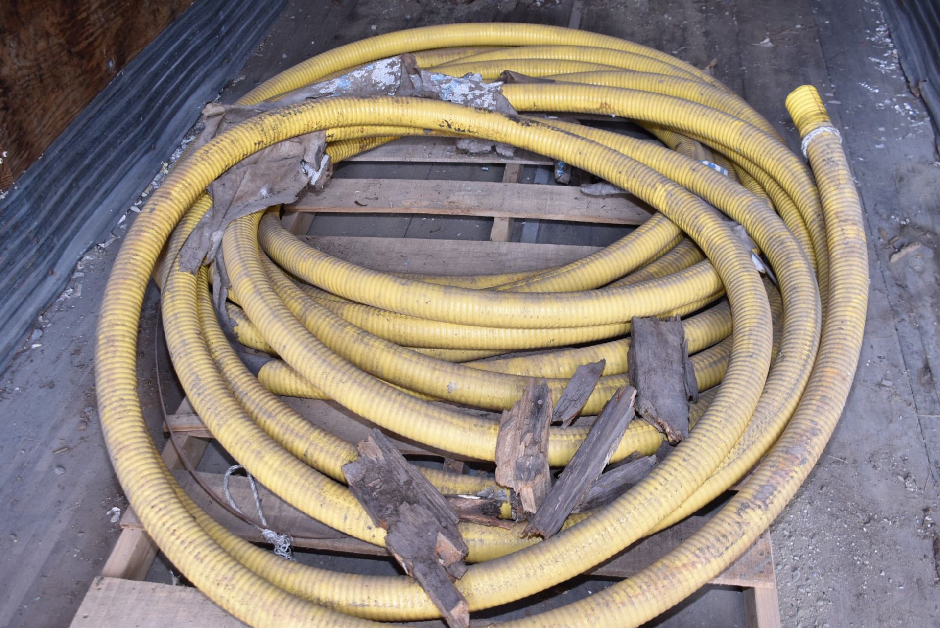 LOT/ CONTENTS OF TRAILER - HEAVY DUTY ELECTRIC WIRE (CI) [RIGGING FEE FOR LOT #1729 - $250 USD - Image 3 of 6