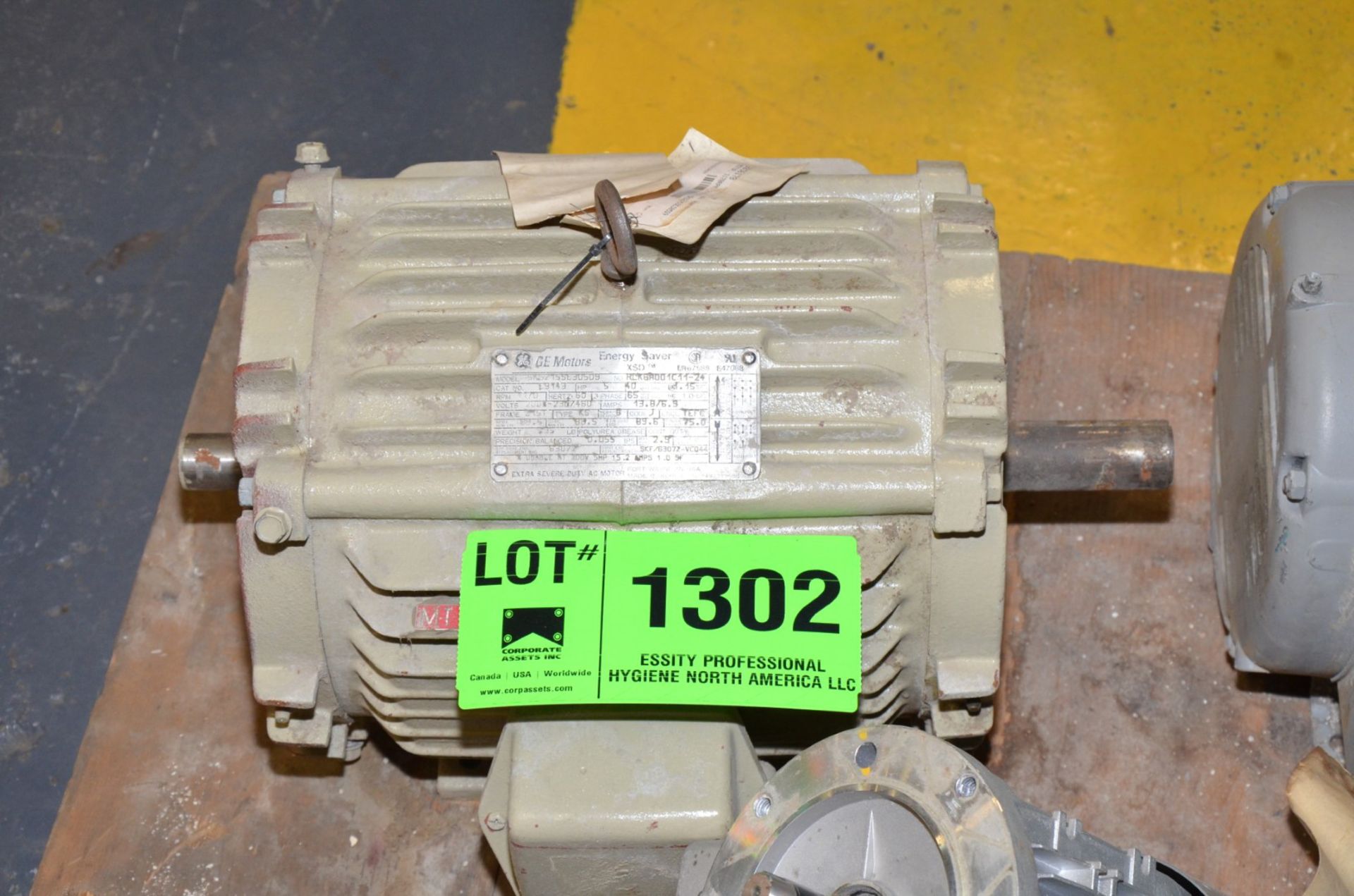 GE 5 HP 1170 RPM 460V ELECTRIC MOTOR [RIGGING FEE FOR LOT #1302 - $25 USD PLUS APPLICABLE TAXES]