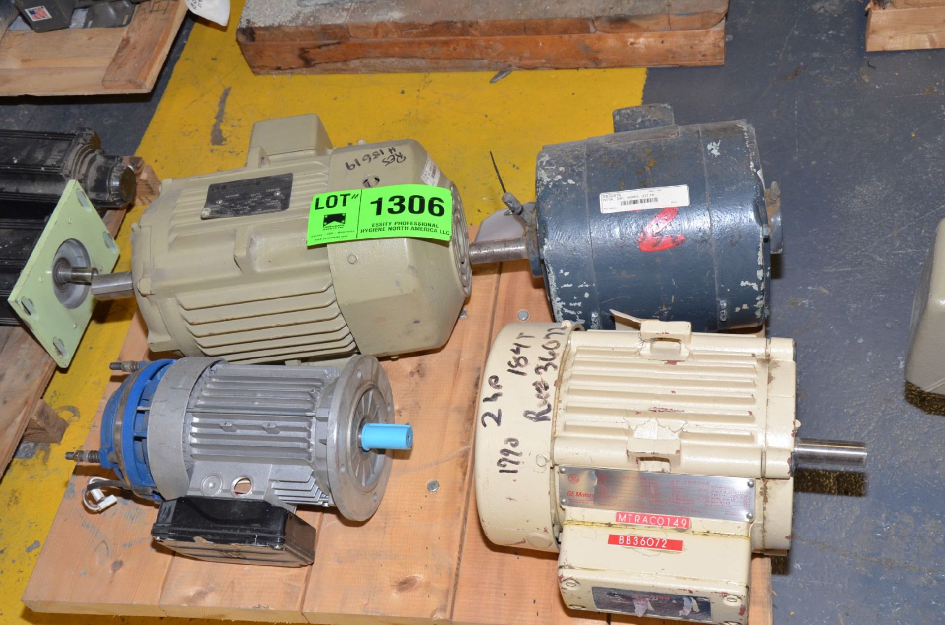 LOT/ (4) ELECTRIC MOTORS UNDER 10 HP [RIGGING FEE FOR LOT #1306 - $25 USD PLUS APPLICABLE TAXES]