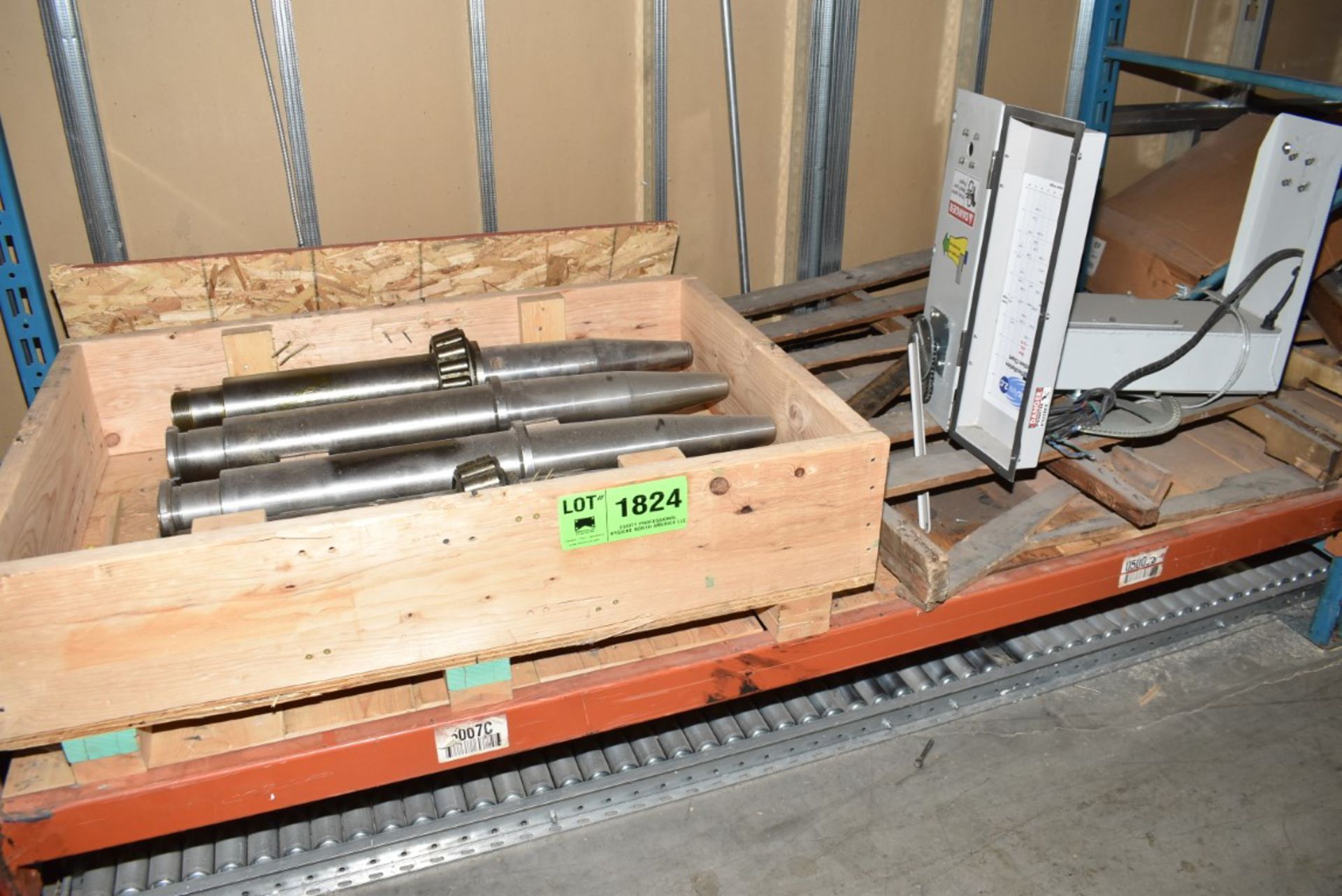 LOT/ CONTENTS OF SHELF - INCLUDING HEAVY DUTY CHUCK SHAFTS, SURPLUS EQUIPMENT [RIGGING FEE FOR