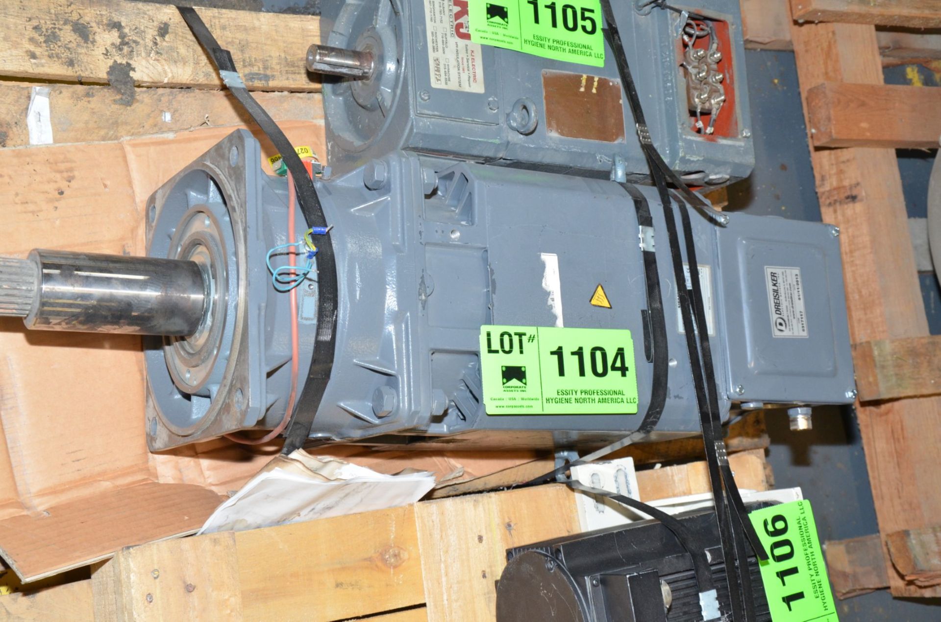 SIEMENS 20 KW 460V 2000 RPM ELECTRIC MOTOR [RIGGING FEE FOR LOT #1104 - $25 USD PLUS APPLICABLE - Image 2 of 3