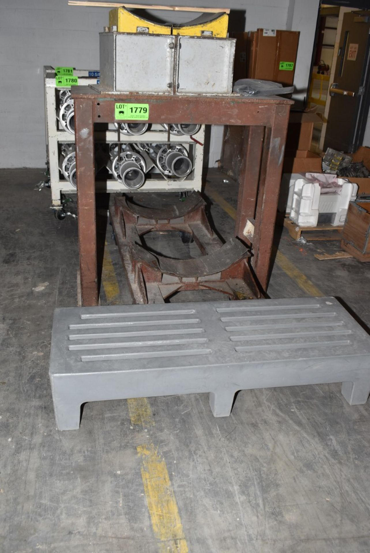 LOT/ ROLL CARTS & STEEL STAND [RIGGING FEE FOR LOT #1779 - $25 USD PLUS APPLICABLE TAXES]