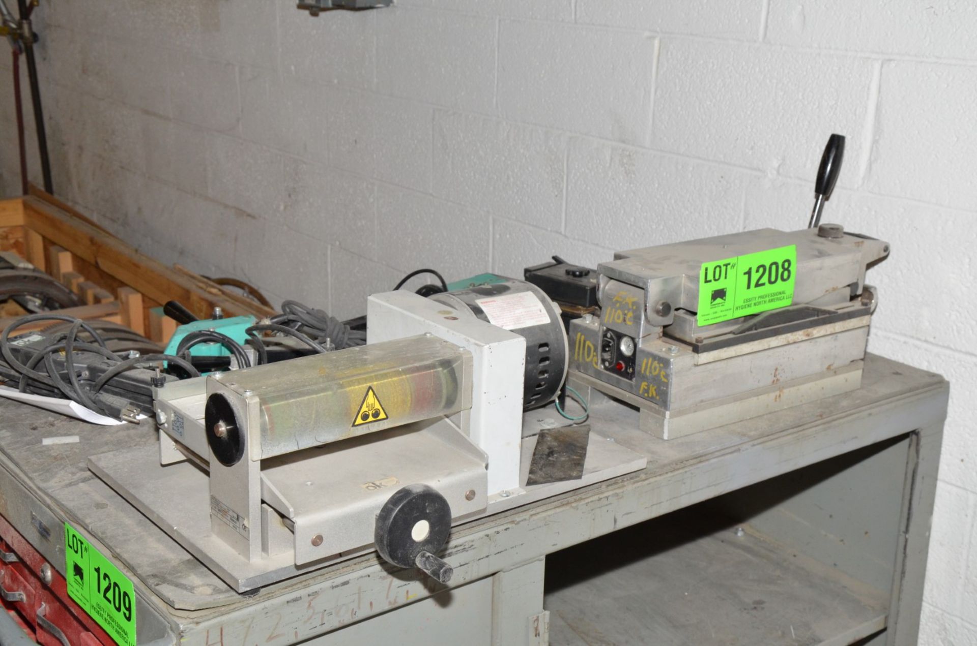 LOT/ CONVEYOR BELT LACING AND SPLICING TOOLING [RIGGING FEE FOR LOT #1208 - $25 USD PLUS