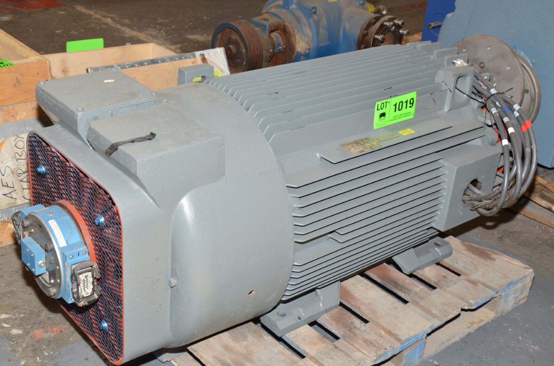 GE 250 HP 460V 1800 RPM ELECTRIC MOTOR (CI) [RIGGING FEE FOR LOT #1019 - $100 USD PLUS APPLICABLE - Image 2 of 5
