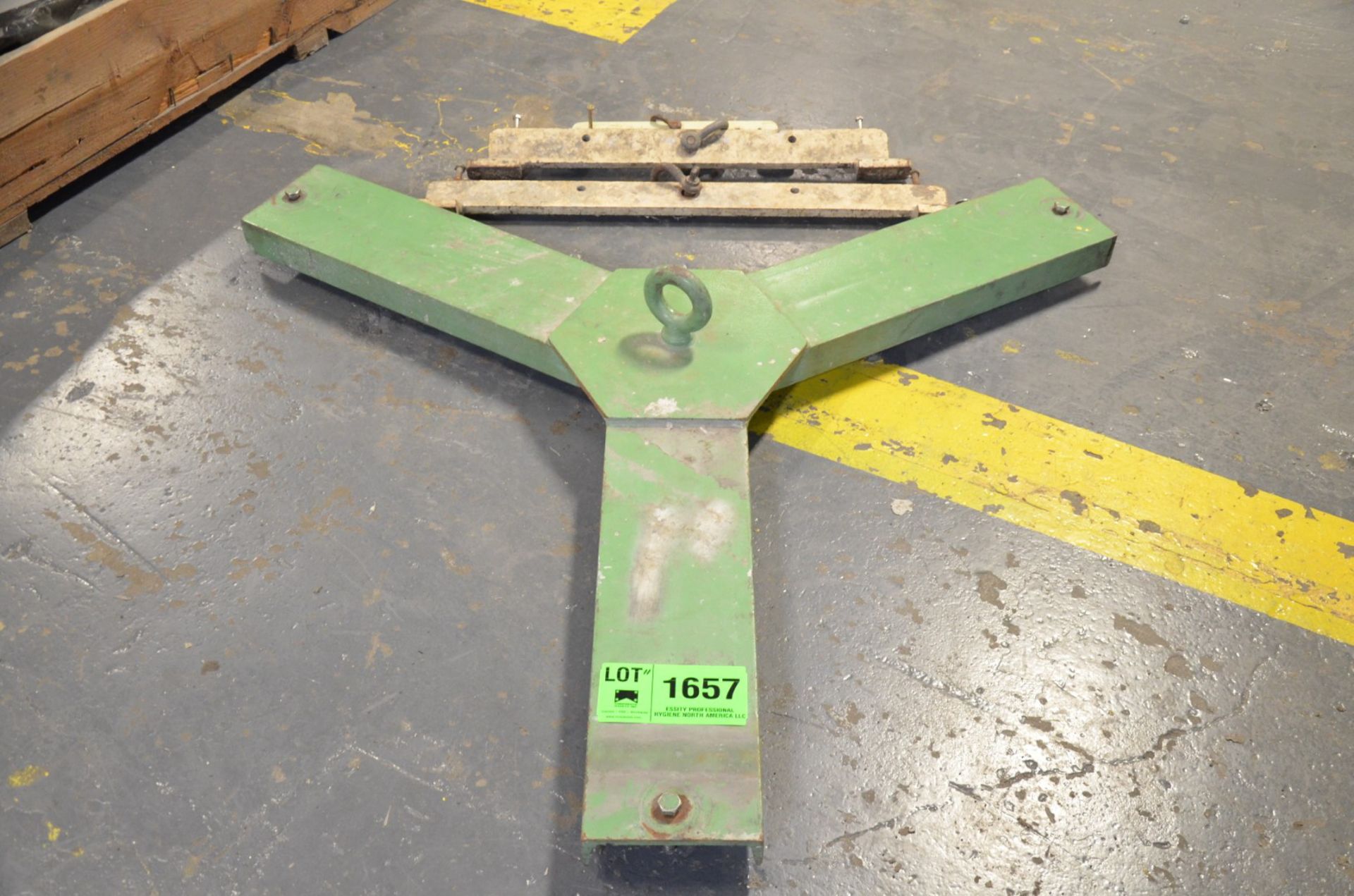 TRIPOD TYPE PRESSURE SCREEN BASKET LIFTER PULLER [RIGGING FEE FOR LOT #1657 - $25 USD PLUS