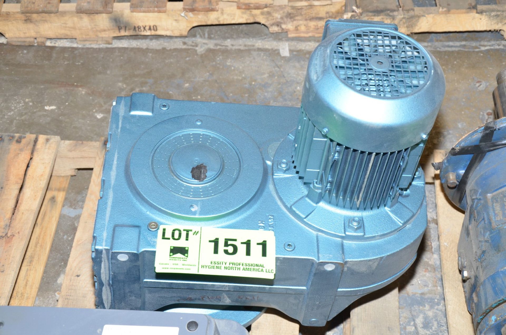 SEW EURODRIVE FAF87DT90L8/4TF GEAR MOTOR WITH 270.68:1 RATIO [RIGGING FEE FOR LOT #1511 - $25 USD